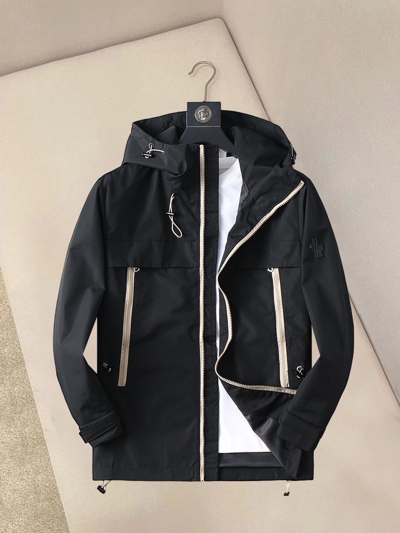 NO:132288,The new 2025 spring jacket, the new product on the show is perfect, comfortable and warm, the three-standard complete colors and full and attractive, and the very outstanding design easily advances the sense of fashion. The workmanship is extremely exquisite and rigorous, and the wiring is neat and meticulous!  A masterpiece of a big-name designer!  The upper body doesn't look bloated and super handsome!  Spot code M ~ XXXL,,Moncler,jackets & coats,jackets & coats,alexander wang19860909蒙口 2025春季新款夹克外套,秀场新品品相非常完美,舒适保暖,三标齐全色泽饱满诱人,非常出彩的设计,轻松将时髦感进阶,做工极为考究严谨,走线工整细致！大牌设计师巨作！上身不显臃肿、超级帅气！现货码数M ～ XXXL,,Moncler,jackets & coats,jackets & coats,alexander wang,Men's clothing