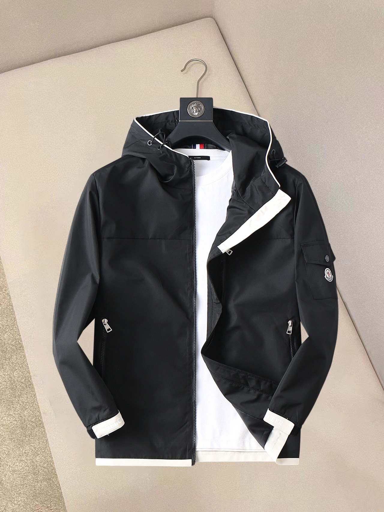 NO:132241,The new 2025 spring jacket, the new product on the show is perfect, comfortable and warm, the three-standard complete colors and full and attractive, and the very outstanding design easily advances the sense of fashion. The workmanship is extremely exquisite and rigorous, and the wiring is neat and meticulous!  A masterpiece of a big-name designer!  The upper body doesn't look bloated and super handsome!  Spot code M ~ XXXL,,Moncler,jackets & coats,jackets & coats,alexander wang19860909蒙口 2025春季新款夹克外套,秀场新品品相非常完美,舒适保暖,三标齐全色泽饱满诱人,非常出彩的设计,轻松将时髦感进阶,做工极为考究严谨,走线工整细致！大牌设计师巨作！上身不显臃肿、超级帅气！现货码数M ～ XXXL,,Moncler,jackets & coats,jackets & coats,alexander wang,Men's clothing