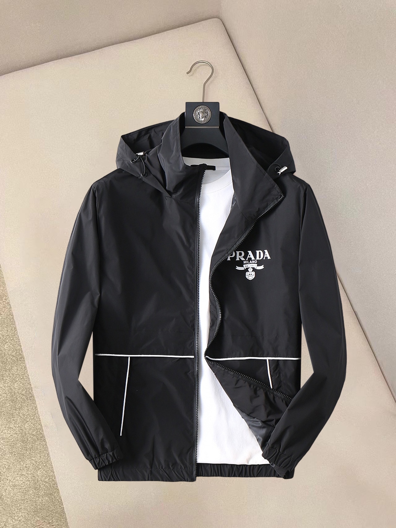 NO:132244,Prada's new spring jacket 2025, the new product on the show is perfect, comfortable and warm, the three standards have a complete color and full and attractive color, and the very outstanding design easily advances the sense of fashion, the workmanship is extremely exquisite and rigorous, and the wiring is neat and meticulous!  A masterpiece of a big-name designer!  The upper body doesn't look bloated and super handsome!  Spot code M ~ XXXL,,prada,jackets & coats,jackets & coats,alexander wang19860909普拉达 2025春季新款夹克外套,秀场新品品相非常完美,舒适保暖,三标齐全色泽饱满诱人,非常出彩的设计,轻松将时髦感进阶,做工极为考究严谨,走线工整细致！大牌设计师巨作！上身不显臃肿、超级帅气！现货码数M ～ XXXL,,prada,jackets & coats,jackets & coats,alexander wang,Men's clothing