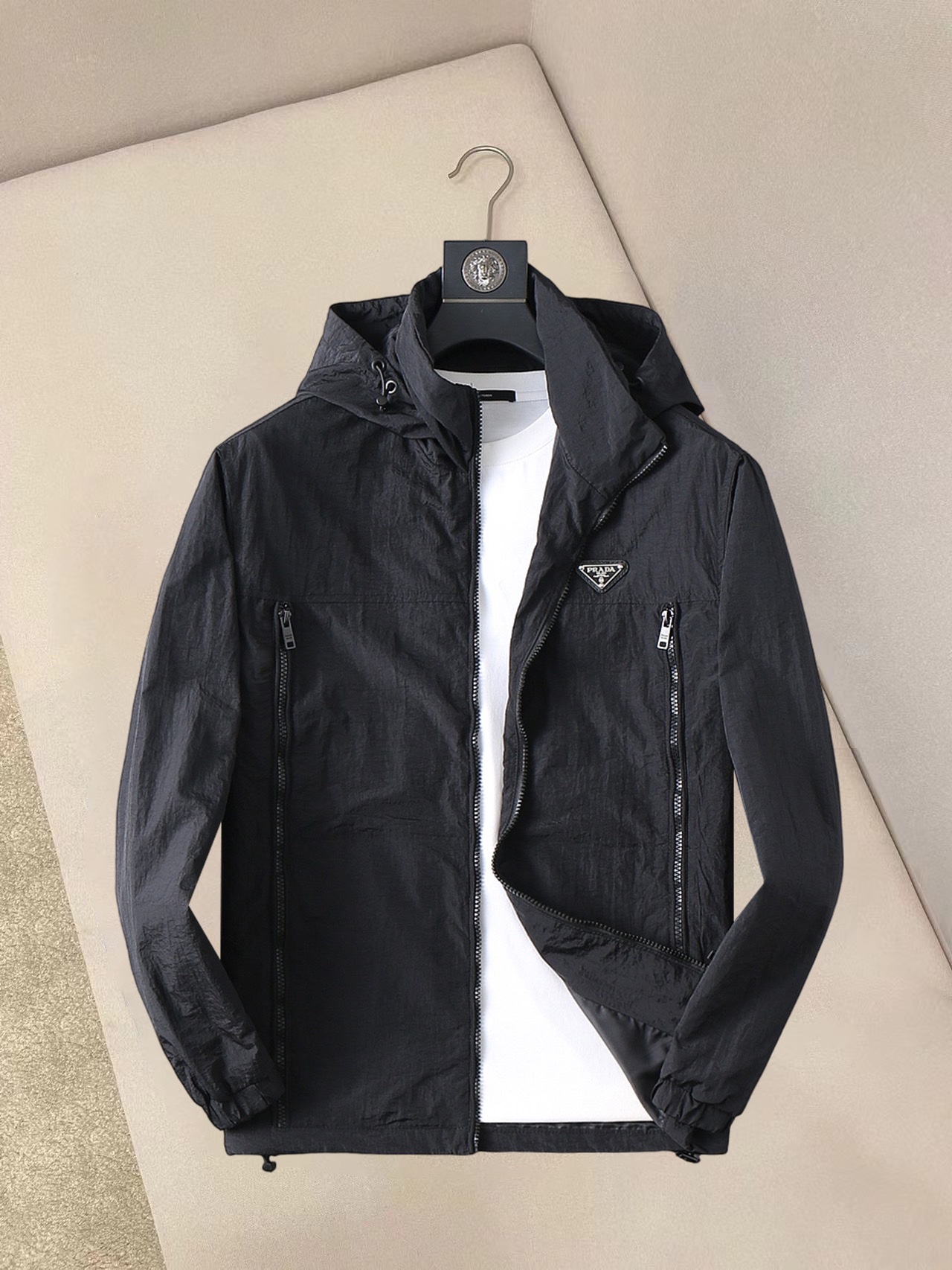 NO:132246,Prada's new spring jacket 2025, the new product on the show is perfect, comfortable and warm, the three standards have a complete color and full and attractive color, and the very outstanding design easily advances the sense of fashion, the workmanship is extremely exquisite and rigorous, and the wiring is neat and meticulous!  A masterpiece of a big-name designer!  The upper body doesn't look bloated and super handsome!  Spot code M ~ XXXL,,prada,jackets & coats,jackets & coats,alexander wang19860909普拉达 2025春季新款夹克外套,秀场新品品相非常完美,舒适保暖,三标齐全色泽饱满诱人,非常出彩的设计,轻松将时髦感进阶,做工极为考究严谨,走线工整细致！大牌设计师巨作！上身不显臃肿、超级帅气！现货码数M ～ XXXL,,prada,jackets & coats,jackets & coats,alexander wang,Men's clothing