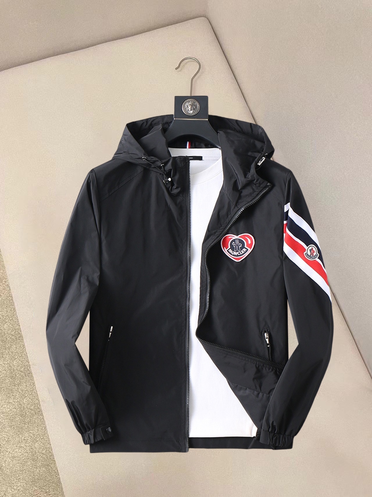 NO:132255,The new 2025 spring jacket, the new product on the show is perfect, comfortable and warm, the three-standard complete colors and full and attractive, and the very outstanding design easily advances the sense of fashion. The workmanship is extremely exquisite and rigorous, and the wiring is neat and meticulous!  A masterpiece of a big-name designer!  The upper body doesn't look bloated and super handsome!  Spot code M ~ XXXL,,Moncler,jackets & coats,jackets & coats,alexander wang19860909蒙口 2025春季新款夹克外套,秀场新品品相非常完美,舒适保暖,三标齐全色泽饱满诱人,非常出彩的设计,轻松将时髦感进阶,做工极为考究严谨,走线工整细致！大牌设计师巨作！上身不显臃肿、超级帅气！现货码数M ～ XXXL,,Moncler,jackets & coats,jackets & coats,alexander wang,Men's clothing