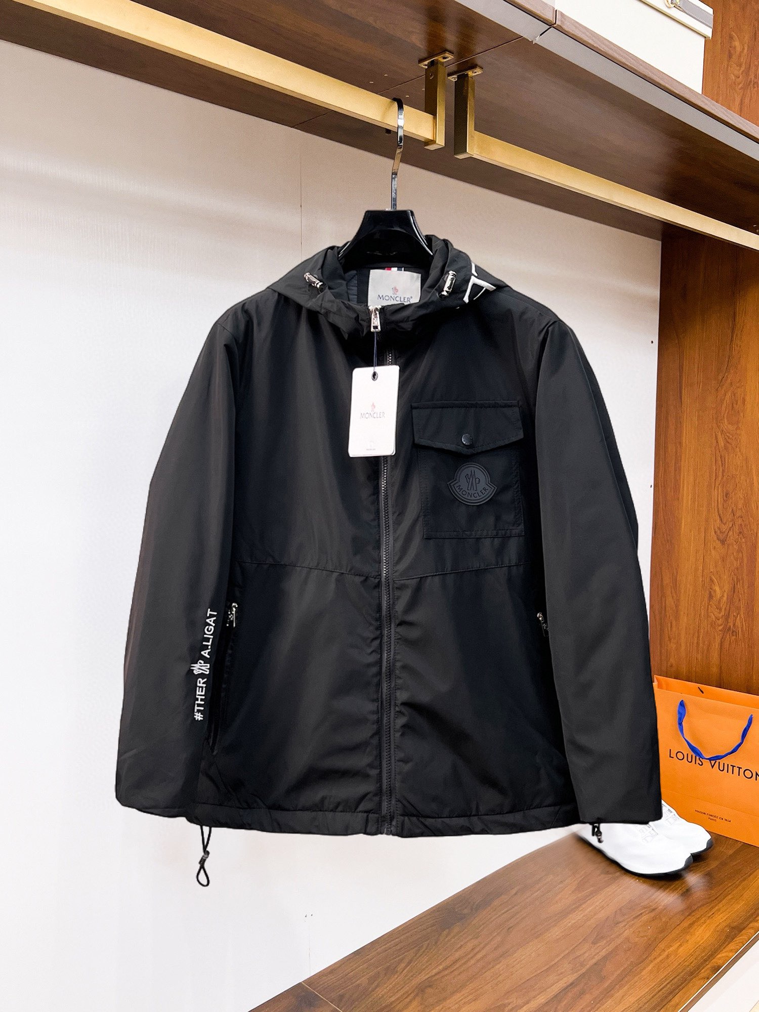 NO:545115,The three-standard 2025 winter new cotton jacket and cotton jacket are complete. The new products on the show are perfect, comfortable and warm, full and attractive in color, and very outstanding design, which easily advances the sense of fashion, extremely exquisite and rigorous workmanship, neat and meticulous wiring!  A masterpiece of a big-name designer!  The upper body doesn't look bloated and super handsome!  Spot code M ~ XXXL, Moncler, jackets & coats,alexander wang19860909蒙口 三标齐全2025冬季新款棉服加棉外套,秀场新品品相非常完美,舒适保暖,色泽饱满诱人,非常出彩的设计,轻松将时髦感进阶,做工极为考究严谨,走线工整细致！大牌设计师巨作！上身不显臃肿、超级帅气！现货码数M ～ XXXL,,Moncler,jackets & coats,alexander wang,Men's clothing