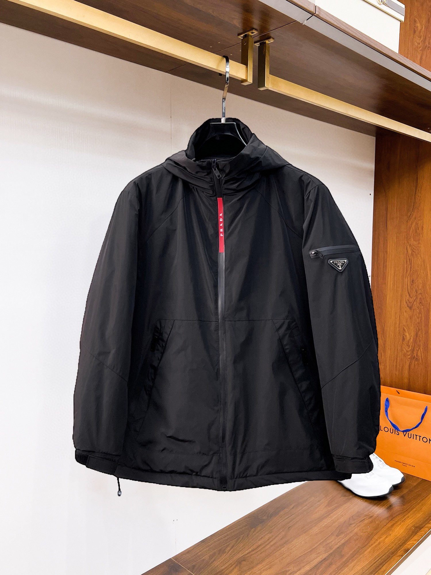 NO:545121,Prada has three complete 2025 winter new cotton jacket and cotton jacket. The new products on the show are perfect in appearance, comfortable and warm, full and attractive in color, and very outstanding design, which easily advances the sense of fashion, extremely exquisite and rigorous workmanship, neat and meticulous wiring!  A masterpiece of a big-name designer!  The upper body doesn't look bloated and super handsome!  Spot code M ~ XXXL,,prada,jackets & coats,alexander wang19860909普拉达 三标齐全2025冬季新款棉服加棉外套,秀场新品品相非常完美,舒适保暖,色泽饱满诱人,非常出彩的设计,轻松将时髦感进阶,做工极为考究严谨,走线工整细致！大牌设计师巨作！上身不显臃肿、超级帅气！现货码数M ～ XXXL,,prada,jackets & coats,alexander wang,Men's clothing