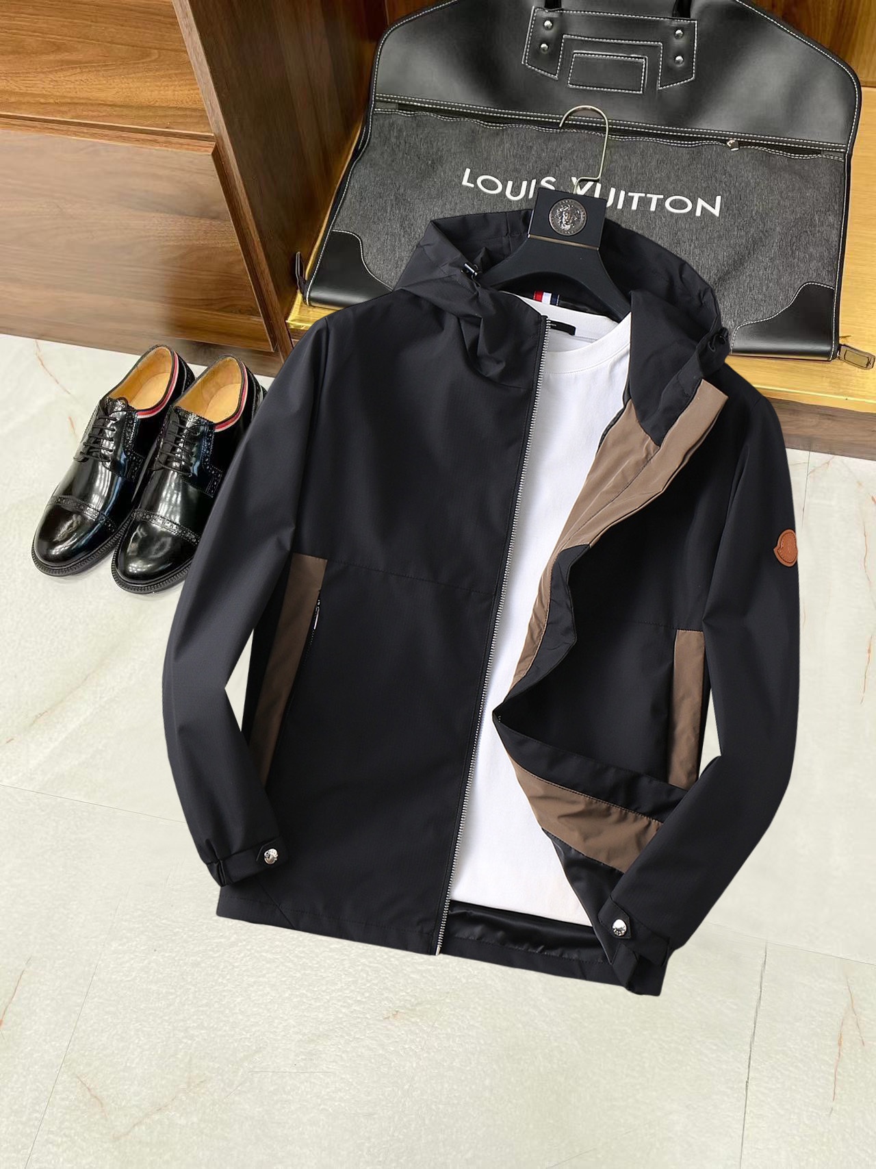 NO:134934,The new men's jacket with covers the mouth, the original three-standard full high-end version!  Customized fabrics for counters are breathable and comfortable, with impeccable details, brand elements design concept, professional purchasing level reflects high quality. The feel is delicate and soft!  It is casually cut, with a great upper body style!  Code number M~XXXL, Moncler, jackets & coats, jackets & coats, alexander wang19860909蒙口 开秋新款男士夹克外套,原单三标齐全高端版本！专柜定制面料 透气舒适度高,细节无可挑剔,品牌元素设计理念,专业代购级体现高品质.手感细腻柔软！呈现休闲裁剪,上身版型超赞！码数M～XXXL,,Moncler,jackets & coats,jackets & coats,alexander wang,Men's clothing