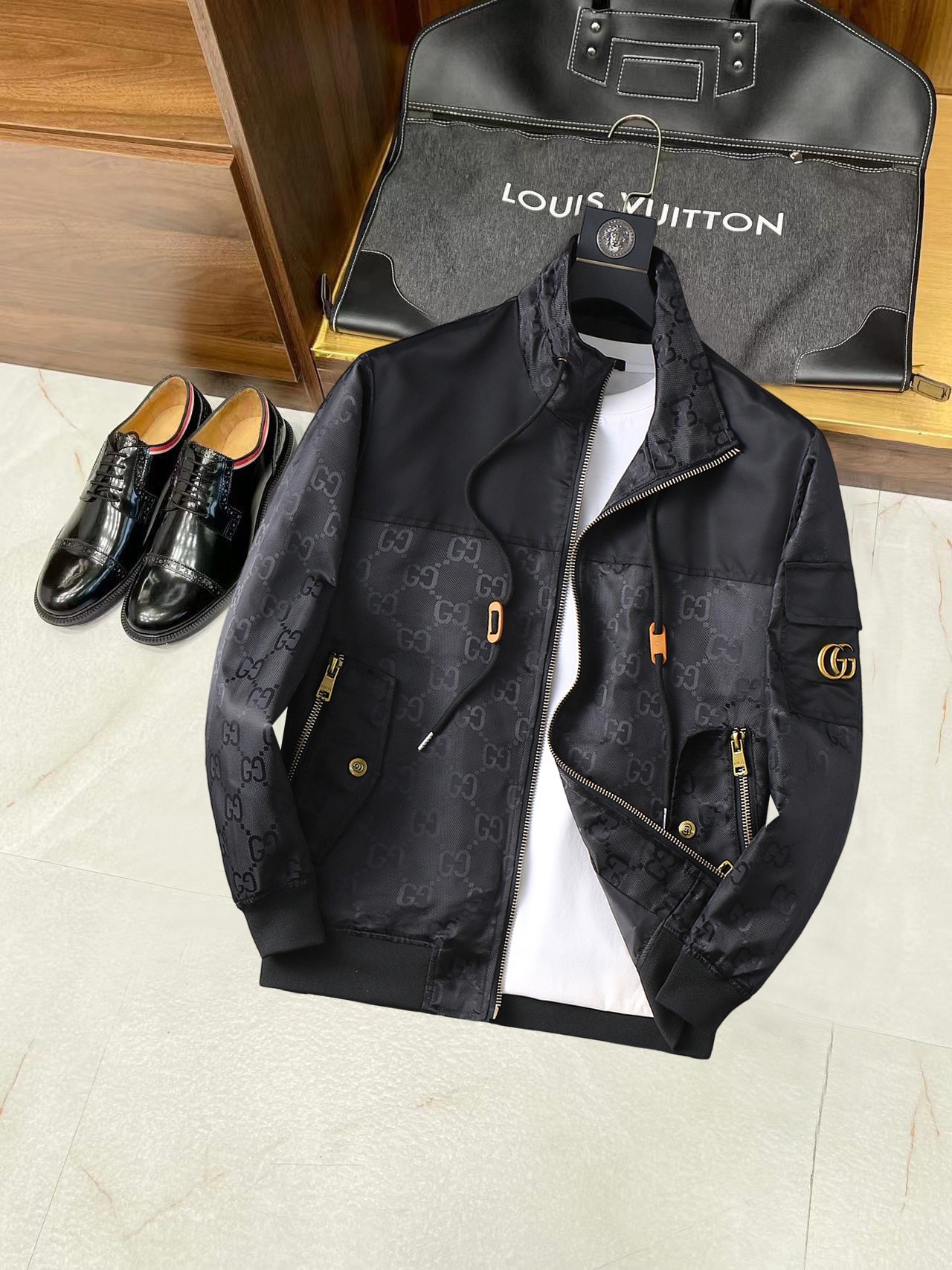 NO:134931,Guqi Kaiqiu new men's jacket, original single three-standard full high-end version!  Customized fabrics for counters are breathable and comfortable, with impeccable details, brand elements design concept, professional purchasing level reflects high quality. The feel is delicate and soft!  It is casually cut, with a great upper body style!  Code number M~XXXL,,jackets & coats,jackets & coats,alexander wang19860909古奇 开秋新款男士夹克外套,原单三标齐全高端版本！专柜定制面料 透气舒适度高,细节无可挑剔,品牌元素设计理念,专业代购级体现高品质.手感细腻柔软！呈现休闲裁剪,上身版型超赞！码数M～XXXL,,jackets & coats,jackets & coats,alexander wang,Men's clothing