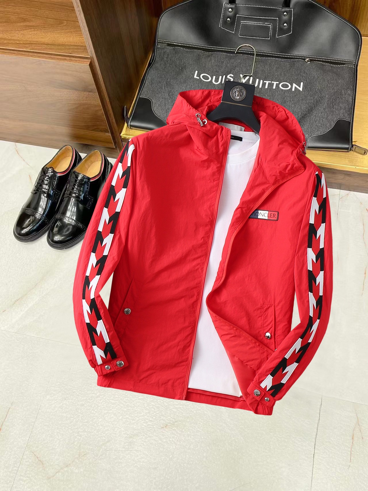 NO:134928,The new men's jacket with covers the mouth, the original three-standard full high-end version!  Customized fabrics for counters are breathable and comfortable, with impeccable details, brand elements design concept, professional purchasing level reflects high quality. The feel is delicate and soft!  It is casually cut, with a great upper body style!  Code number M~XXXL, Moncler, jackets & coats, jackets & coats, alexander wang19860909蒙口 开秋新款男士夹克外套,原单三标齐全高端版本！专柜定制面料 透气舒适度高,细节无可挑剔,品牌元素设计理念,专业代购级体现高品质.手感细腻柔软！呈现休闲裁剪,上身版型超赞！码数M～XXXL,,Moncler,jackets & coats,jackets & coats,alexander wang,Men's clothing