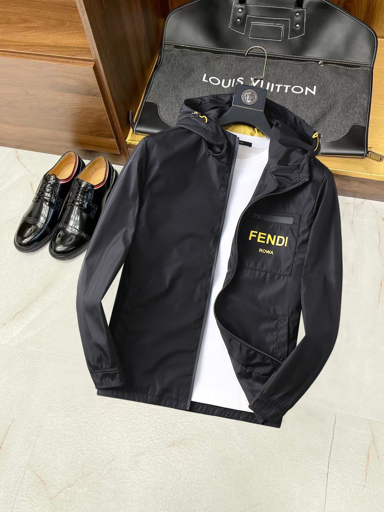 NO:134925,Fendi Kaiqiu new men's jacket, original single three-standard full high-end version!  Customized fabrics for counters are breathable and comfortable, with impeccable details, brand elements design concept, professional purchasing level reflects high quality. The feel is delicate and soft!  It is casually cut, with a great upper body style!  Code number M~XXXL,,fendi,jackets & coats,jackets & coats,alexander wang19860909芬迪 开秋新款男士夹克外套,原单三标齐全高端版本！专柜定制面料 透气舒适度高,细节无可挑剔,品牌元素设计理念,专业代购级体现高品质.手感细腻柔软！呈现休闲裁剪,上身版型超赞！码数M～XXXL,,fendi,jackets & coats,jackets & coats,alexander wang,Men's clothing