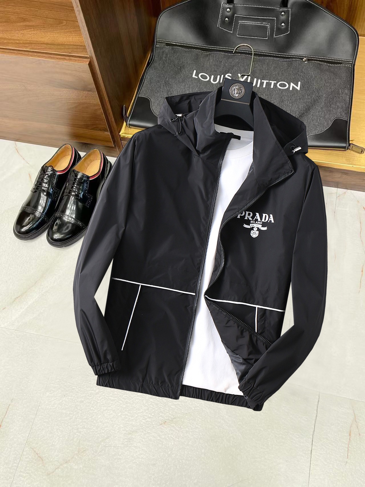 NO:134922,Prada Kaiqiu new men's jacket, original single three-standard full high-end version!  Customized fabrics for counters are breathable and comfortable, with impeccable details, brand elements design concept, professional purchasing level reflects high quality. The feel is delicate and soft!  It is casually cut, with a great upper body style!  Code number M~XXXL,,prada,jackets & coats,jackets & coats,alexander wang19860909普拉达 开秋新款男士夹克外套,原单三标齐全高端版本！专柜定制面料 透气舒适度高,细节无可挑剔,品牌元素设计理念,专业代购级体现高品质.手感细腻柔软！呈现休闲裁剪,上身版型超赞！码数M～XXXL,,prada,jackets & coats,jackets & coats,alexander wang,Men's clothing