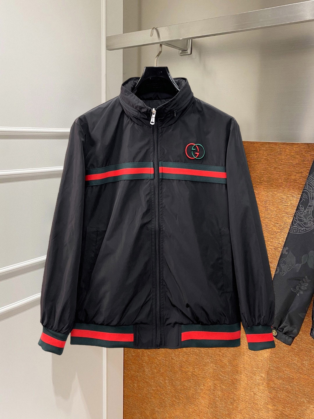 NO:746865,Gucci's 2026 spring new jacket, the new product on the show is in perfect condition, comfortable and warm, complete with three colors, full and attractive color, very outstanding design, easily upgrades the fashion sense, extremely elegant and rigorous workmanship, neat and meticulous wiring!  A masterpiece from a famous designer!  The upper body does not look bloated and is super handsome!  Available sizes M ~ XXXL,,jackets & coats,jackets & coats,19860909古奇 2026开春新款夹克外套,秀场新品品相非常完美,舒适保暖,三标齐全色泽饱满诱人,非常出彩的设计,轻松将时髦感进阶,做工极为考究严谨,走线工整细致！大牌设计师巨作！上身不显臃肿、超级帅气！现货码数M ～ XXXL,,jackets & coats,jackets & coats,,Men's clothing