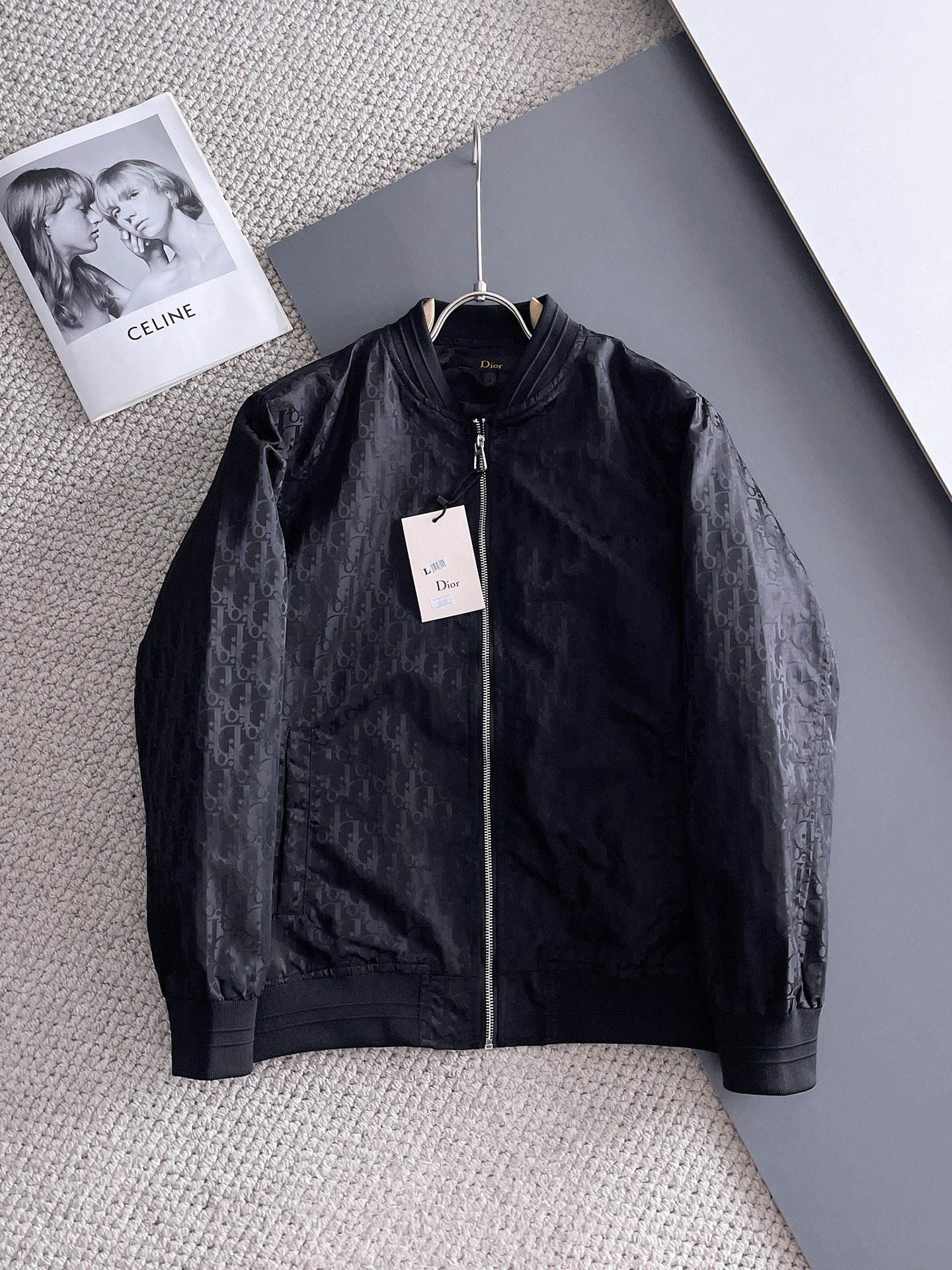 NO:511321,Dior 2025 new men's jacket, original single three-standard full high-end version!  Customized fabrics for counters are breathable and comfortable, with impeccable details, brand elements design concept, professional purchasing level reflects high quality. The feel is delicate and soft!  It is casually cut, with a great upper body style!  Code number M~XXXL,,dior,jackets & coats,jackets & coats,alexander wang19860909迪奥 2025开秋新款男士夹克外套,原单三标齐全高端版本！专柜定制面料 透气舒适度高,细节无可挑剔,品牌元素设计理念,专业代购级体现高品质.手感细腻柔软！呈现休闲裁剪,上身版型超赞！码数M～XXXL,,dior,jackets & coats,jackets & coats,alexander wang,Men's clothing