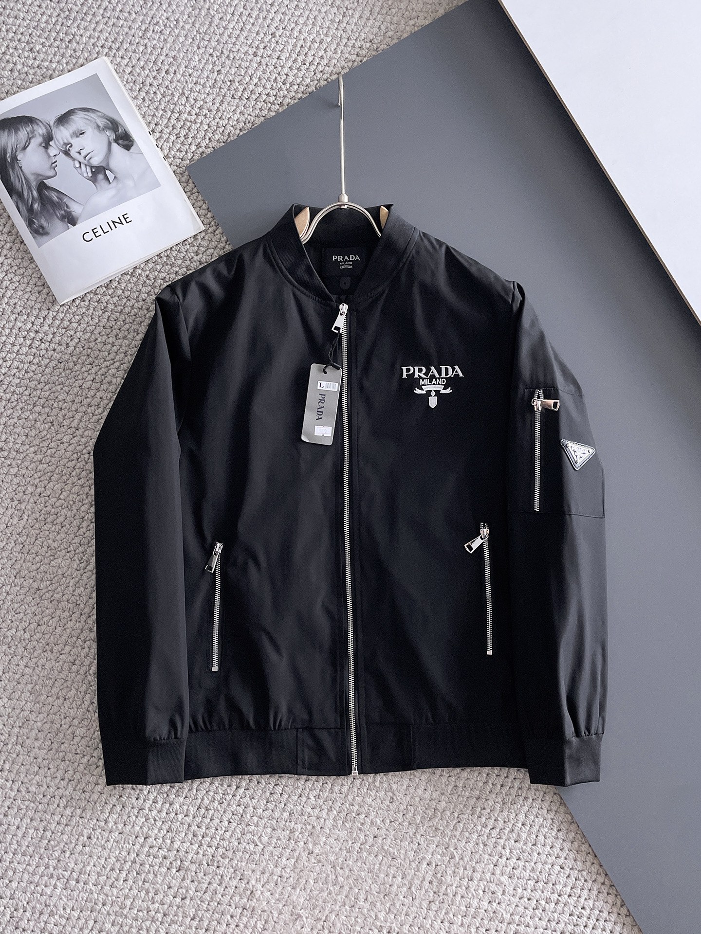 NO:511323,Prada 2025 autumn new men's jacket, original single three-standard full high-end version!  Customized fabrics for counters are breathable and comfortable, with impeccable details, brand elements design concept, professional purchasing level reflects high quality. The feel is delicate and soft!  It is casually cut, with a great upper body style!  Code number M~XXXL,,prada,jackets & coats,jackets & coats,alexander wang19860909普拉达 2025开秋新款男士夹克外套,原单三标齐全高端版本！专柜定制面料 透气舒适度高,细节无可挑剔,品牌元素设计理念,专业代购级体现高品质.手感细腻柔软！呈现休闲裁剪,上身版型超赞！码数M～XXXL,,prada,jackets & coats,jackets & coats,alexander wang,Men's clothing