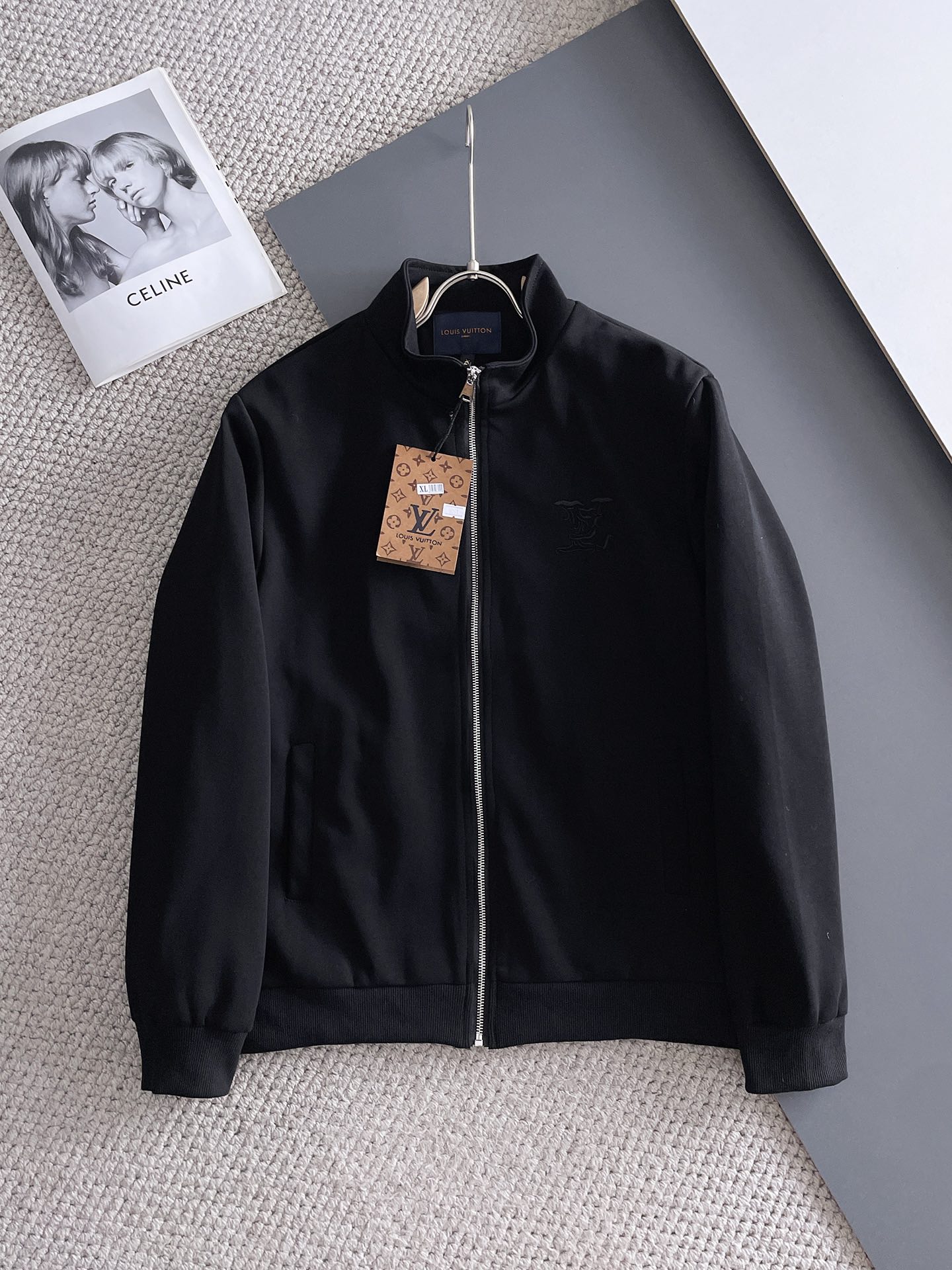 NO:511325,LV 2025 new men's jacket with autumn, original single three-standard full high-end version!  Customized fabrics for counters are breathable and comfortable, with impeccable details, brand elements design concept, professional purchasing level reflects high quality. The feel is delicate and soft!  It is casually cut, with a great upper body style!  Number of codes M~XXXL, louis vuitton,jackets & coats,jackets & coats,alexander wang19860909LV 2025开秋新款男士夹克外套,原单三标齐全高端版本！专柜定制面料 透气舒适度高,细节无可挑剔,品牌元素设计理念,专业代购级体现高品质.手感细腻柔软！呈现休闲裁剪,上身版型超赞！码数M～XXXL,,louis vuitton,jackets & coats,jackets & coats,alexander wang,Men's clothing