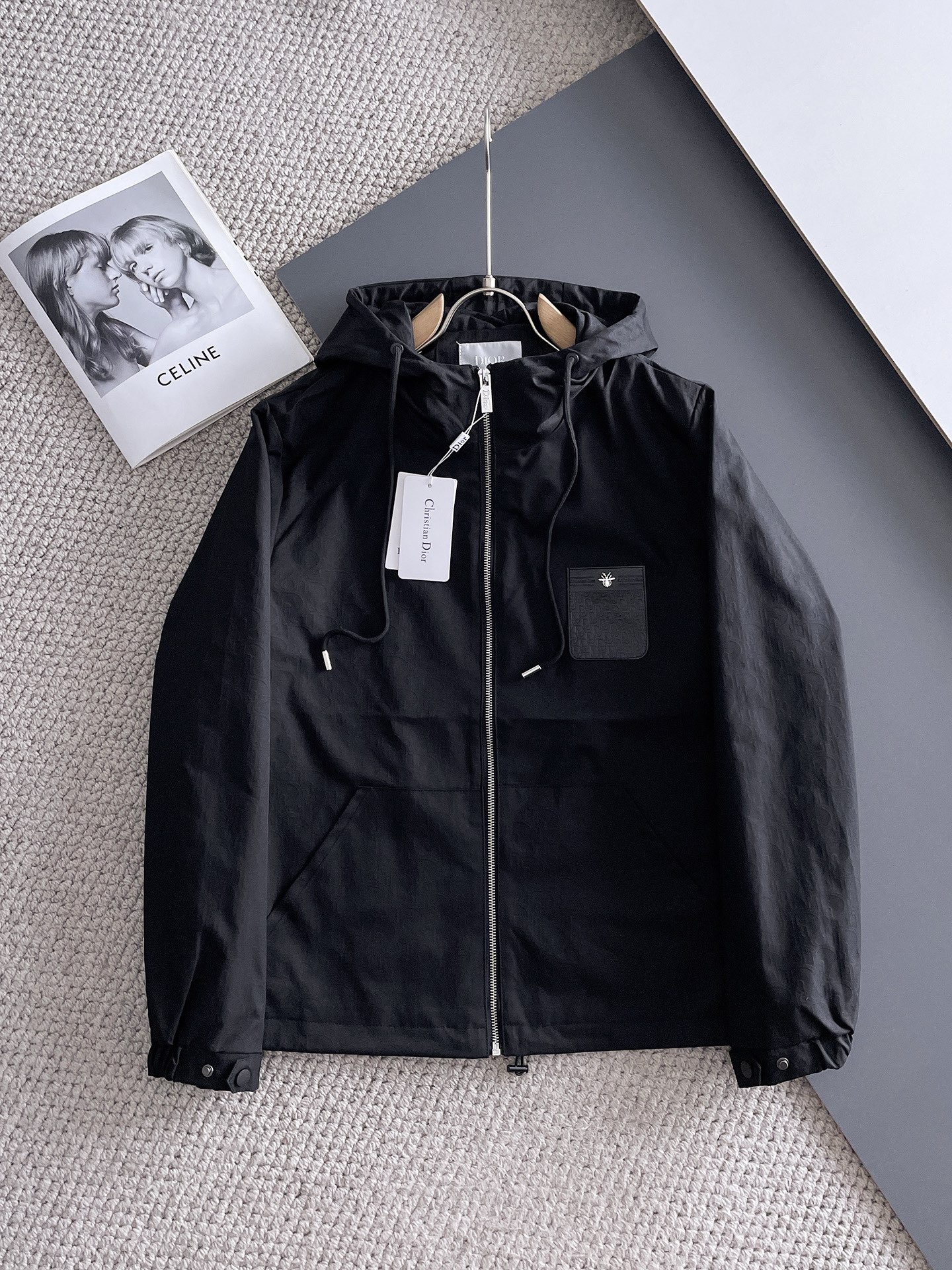 NO:511326,Dior 2025 new men's jacket, original single three-standard full high-end version!  Customized fabrics for counters are breathable and comfortable, with impeccable details, brand elements design concept, professional purchasing level reflects high quality. The feel is delicate and soft!  It is casually cut, with a great upper body style!  Code number M~XXXL,,dior,jackets & coats,jackets & coats,alexander wang19860909迪奥 2025开秋新款男士夹克外套,原单三标齐全高端版本！专柜定制面料 透气舒适度高,细节无可挑剔,品牌元素设计理念,专业代购级体现高品质.手感细腻柔软！呈现休闲裁剪,上身版型超赞！码数M～XXXL,,dior,jackets & coats,jackets & coats,alexander wang,Men's clothing