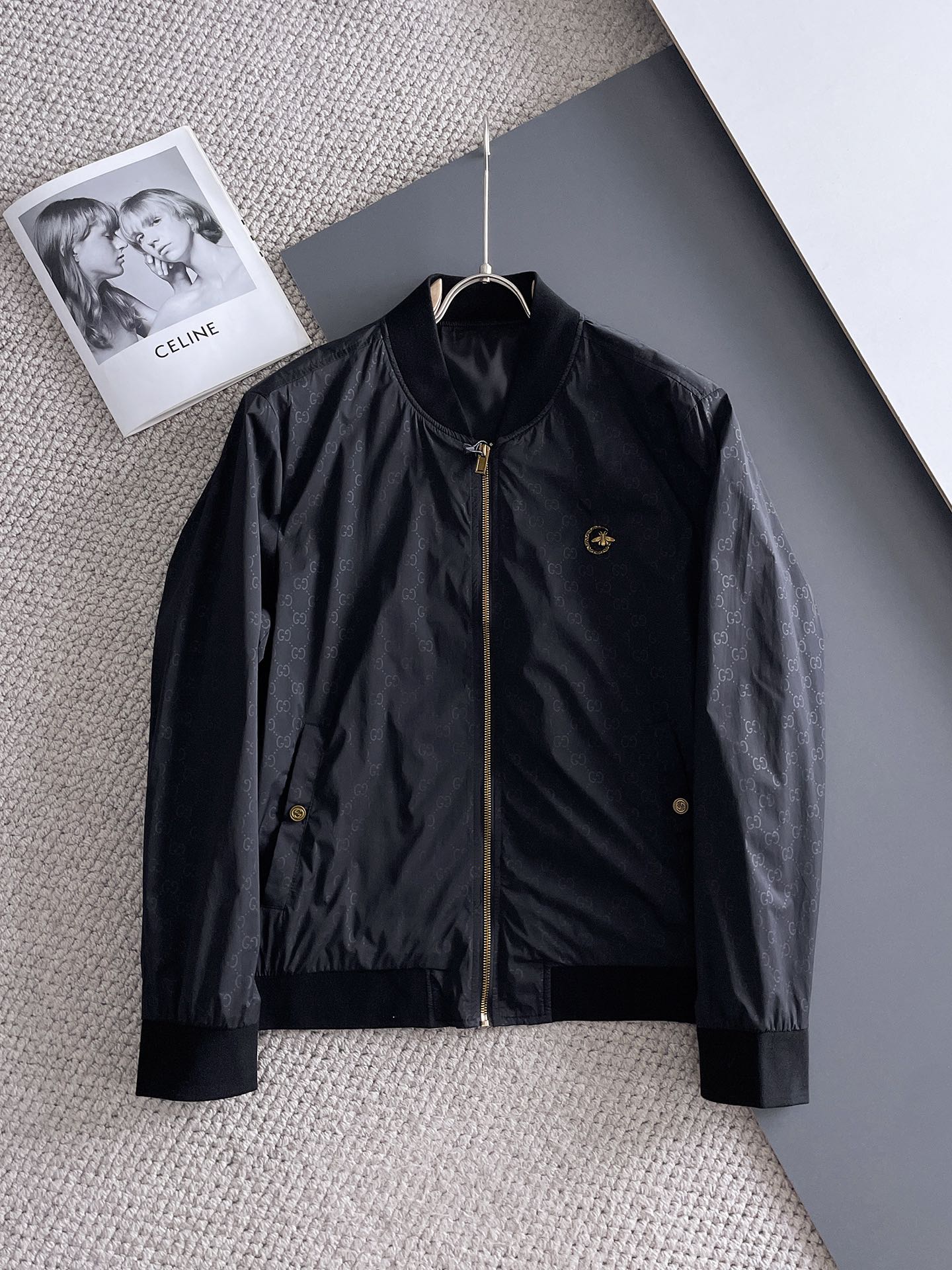 NO:511327,Guqi 2025 new men's jacket, original single three-standard full high-end version!  Customized fabrics for counters are breathable and comfortable, with impeccable details, brand elements design concept, professional purchasing level reflects high quality. The feel is delicate and soft!  It is casually cut, with a great upper body style!  Code number M~XXXL,,jackets & coats,jackets & coats,alexander wang19860909古奇 2025开秋新款男士夹克外套,原单三标齐全高端版本！专柜定制面料 透气舒适度高,细节无可挑剔,品牌元素设计理念,专业代购级体现高品质.手感细腻柔软！呈现休闲裁剪,上身版型超赞！码数M～XXXL,,jackets & coats,jackets & coats,alexander wang,Men's clothing