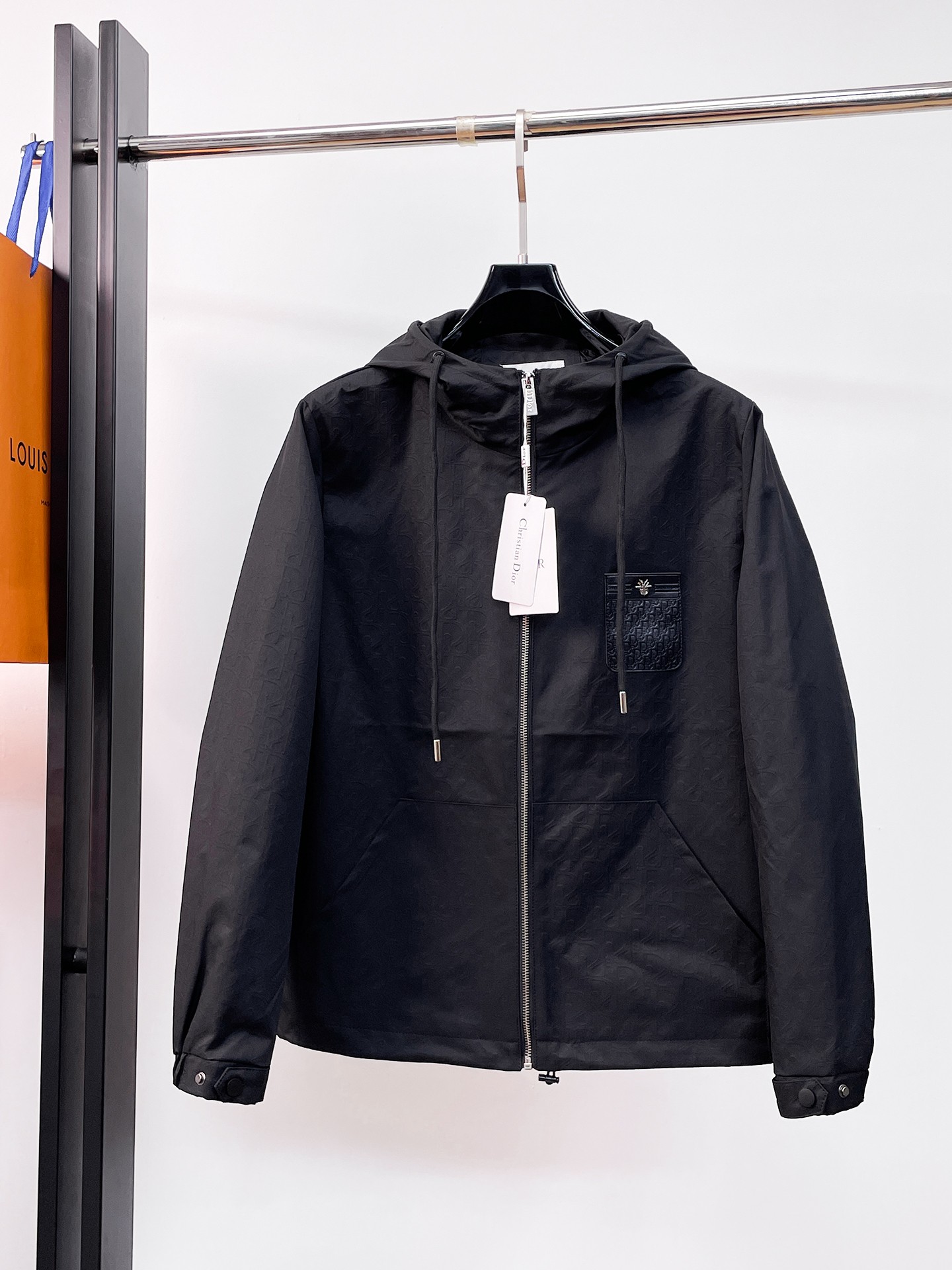 NO:130708,Dior 2025 spring new jacket jacket, the new product on the show is perfect, comfortable and warm when worn on both sides, three-standard full colors and attractive, and the very outstanding design easily advances the sense of fashion, the workmanship is extremely exquisite and rigorous, and the wiring is neat and meticulous!  A masterpiece of a big-name designer!  The upper body doesn't look bloated and super handsome!  Spot code M ~ XXXL,,dior,jackets & coats,jackets & coats,alexander wang19860909迪奥 2025春季新款夹克外套,秀场新品品相非常完美,双面穿舒适保暖,三标齐全色泽饱满诱人,非常出彩的设计,轻松将时髦感进阶,做工极为考究严谨,走线工整细致！大牌设计师巨作！上身不显臃肿、超级帅气！现货码数M ～ XXXL,,dior,jackets & coats,jackets & coats,alexander wang,Men's clothing