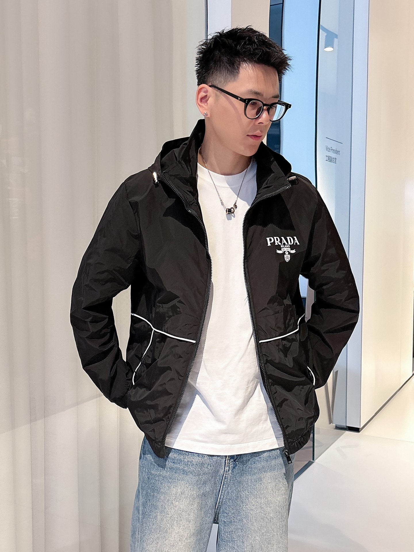 NO:513139,Prada 2025 autumn new jacket jacket, the new product on the show is perfect, comfortable and warm, the three standards are complete in color and full and attractive, and the very outstanding design easily advances the sense of fashion. The workmanship is extremely exquisite and rigorous, and the wiring is neat and meticulous!  A masterpiece of a big-name designer!  The upper body doesn't look bloated and super handsome!  Spot code M ~ XXXL,,prada,jackets & coats,jackets & coats,alexander wang19860909普拉达 2025秋季新款夹克外套,秀场新品品相非常完美,舒适保暖,三标齐全色泽饱满诱人,非常出彩的设计,轻松将时髦感进阶,做工极为考究严谨,走线工整细致！大牌设计师巨作！上身不显臃肿、超级帅气！现货码数M ～ XXXL,,prada,jackets & coats,jackets & coats,alexander wang,Men's clothing