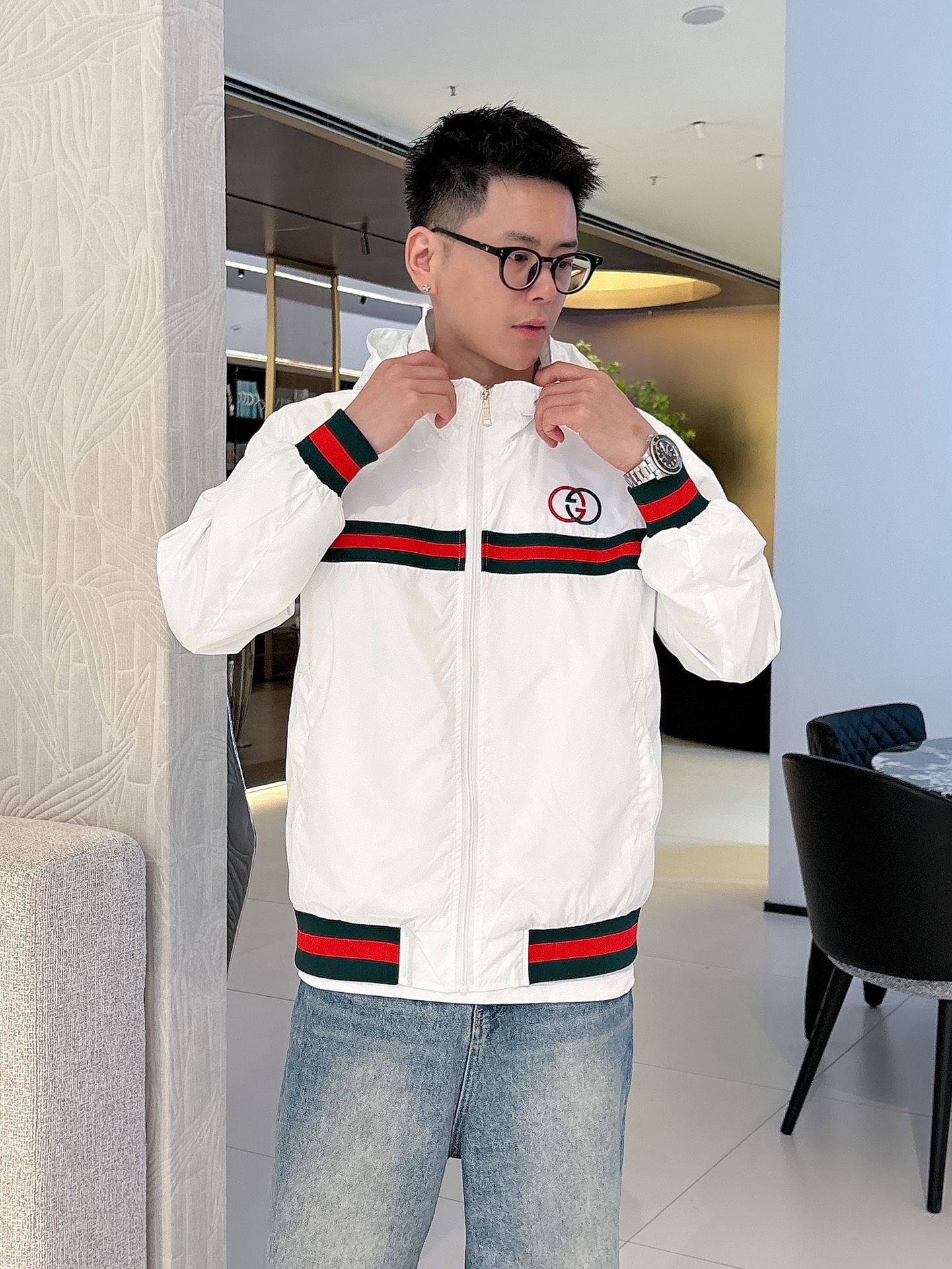 NO:513130,Guqi 2025 autumn new jacket jacket, the new product on the show is perfect, comfortable and warm, the three standards are complete in color and full and attractive, and the very outstanding design easily advances the sense of fashion, the workmanship is extremely exquisite and rigorous, and the wiring is neat and meticulous!  A masterpiece of a big-name designer!  The upper body doesn't look bloated and super handsome!  Spot code M ~ XXXL,,jackets & coats,jackets & coats,alexander wang19860909古奇 2025秋季新款夹克外套,秀场新品品相非常完美,舒适保暖,三标齐全色泽饱满诱人,非常出彩的设计,轻松将时髦感进阶,做工极为考究严谨,走线工整细致！大牌设计师巨作！上身不显臃肿、超级帅气！现货码数M ～ XXXL,,jackets & coats,jackets & coats,alexander wang,Men's clothing