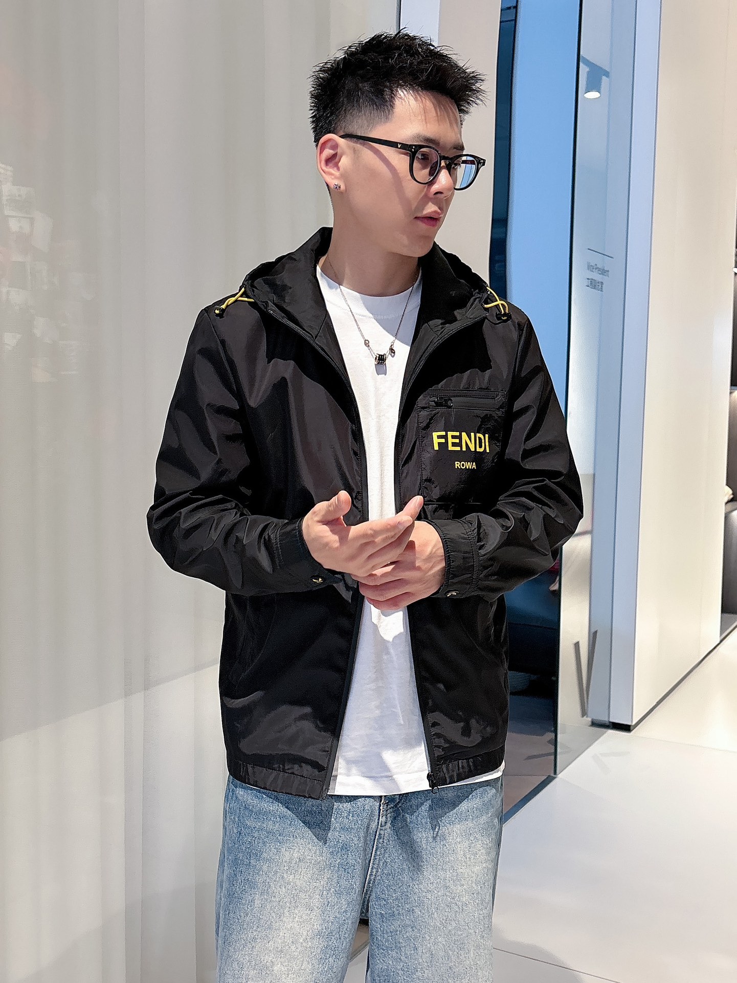 NO:513147,Fendi 2025 autumn new jacket jacket, the new product on the show is perfect, comfortable and warm, the three standards are complete in color and full and attractive, and the very outstanding design easily advances the sense of fashion, the workmanship is extremely exquisite and rigorous, and the wiring is neat and meticulous!  A masterpiece of a big-name designer!  The upper body doesn't look bloated and super handsome!  Spot code M ~ XXXL,,fendi,jackets & coats,jackets & coats,alexander wang19860909芬迪 2025秋季新款夹克外套,秀场新品品相非常完美,舒适保暖,三标齐全色泽饱满诱人,非常出彩的设计,轻松将时髦感进阶,做工极为考究严谨,走线工整细致！大牌设计师巨作！上身不显臃肿、超级帅气！现货码数M ～ XXXL,,fendi,jackets & coats,jackets & coats,alexander wang,Men's clothing