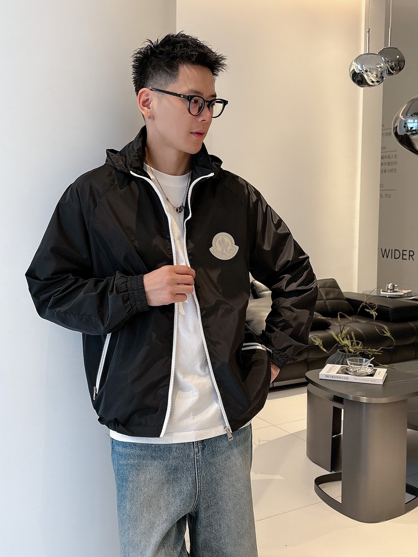 NO:513150,The new 2025 autumn jacket, the new product on the show is perfect, comfortable and warm, the three-standard complete colors and full and attractive, and the very outstanding design easily advances the sense of fashion. The workmanship is extremely exquisite and rigorous, and the wiring is neat and meticulous!  A masterpiece of a big-name designer!  The upper body doesn't look bloated and super handsome!  Spot code M ~ XXXL,,Moncler,jackets & coats,jackets & coats,alexander wang19860909蒙口 2025秋季新款夹克外套,秀场新品品相非常完美,舒适保暖,三标齐全色泽饱满诱人,非常出彩的设计,轻松将时髦感进阶,做工极为考究严谨,走线工整细致！大牌设计师巨作！上身不显臃肿、超级帅气！现货码数M ～ XXXL,,Moncler,jackets & coats,jackets & coats,alexander wang,Men's clothing