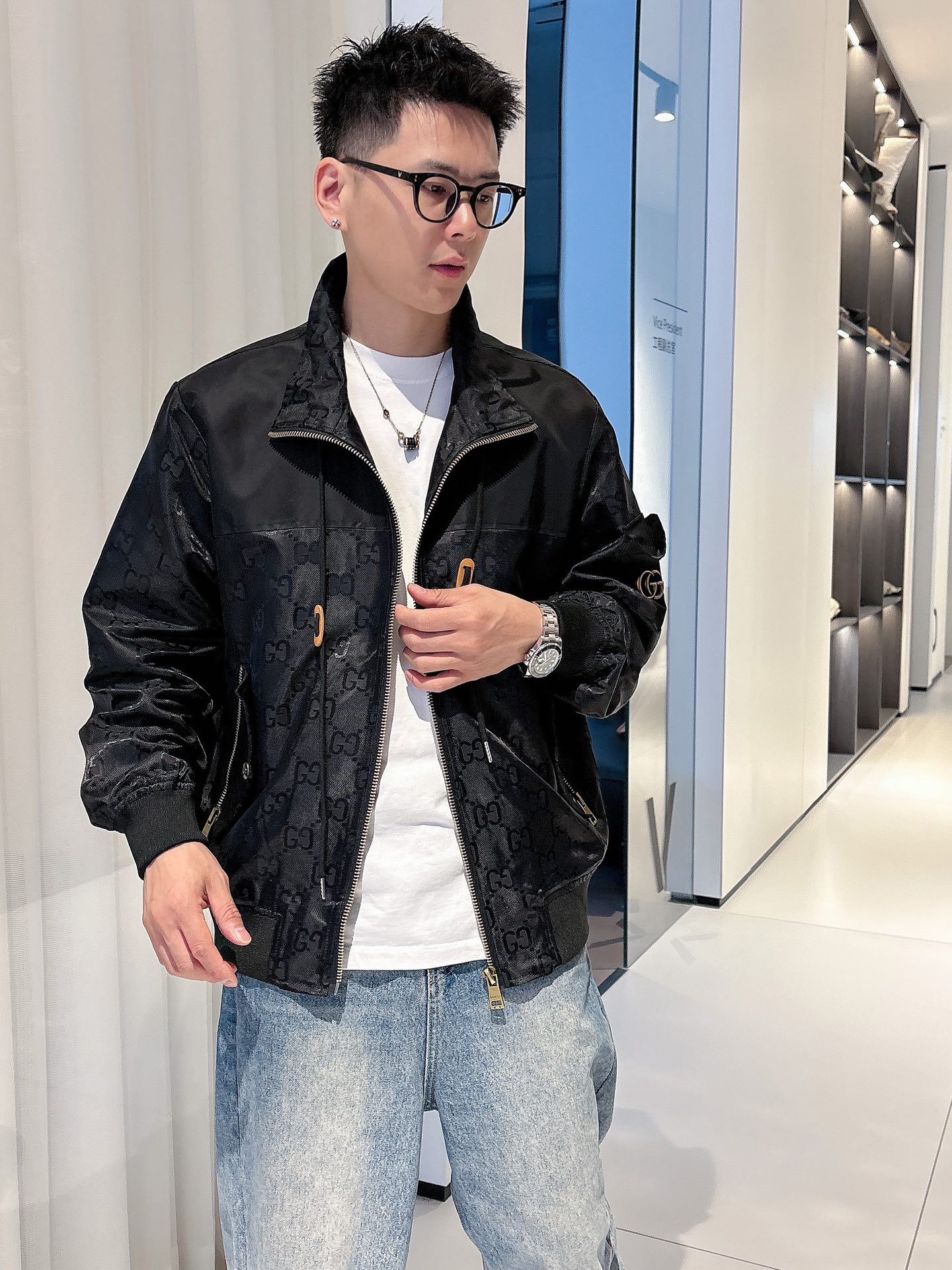 NO:513153,Guqi 2025 autumn new jacket jacket, the new product on the show is perfect, comfortable and warm, the three standards are complete in color and full and attractive, and the very outstanding design easily advances the sense of fashion, the workmanship is extremely exquisite and rigorous, and the wiring is neat and meticulous!  A masterpiece of a big-name designer!  The upper body doesn't look bloated and super handsome!  Spot code M ~ XXXL,,jackets & coats,jackets & coats,alexander wang19860909古奇 2025秋季新款夹克外套,秀场新品品相非常完美,舒适保暖,三标齐全色泽饱满诱人,非常出彩的设计,轻松将时髦感进阶,做工极为考究严谨,走线工整细致！大牌设计师巨作！上身不显臃肿、超级帅气！现货码数M ～ XXXL,,jackets & coats,jackets & coats,alexander wang,Men's clothing