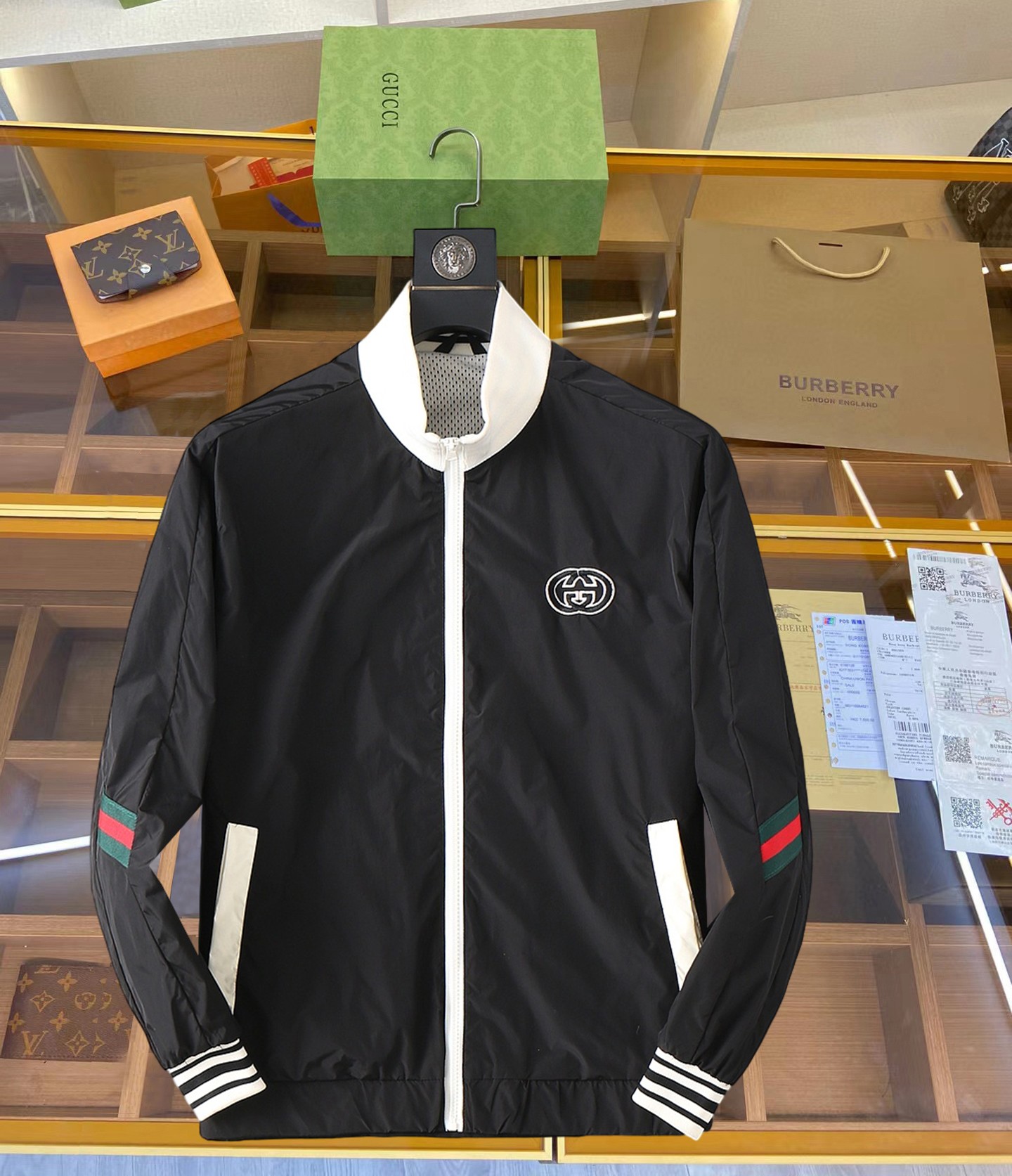 NO:119278,Guqi 2025 new jacket jacket, the new product on the show is perfect, comfortable and warm, the original three-standard version has a full color, full and attractive color, and a very outstanding design, which easily advances the sense of fashion, extremely exquisite workmanship, neat and meticulous route!  A masterpiece of a big-name designer!  The upper body doesn't look bloated and super handsome!  Spot code M ~ XXXL placing an order to report height and weight!  ,,jackets & coats,jackets & coats,alexander wang19860909古奇 2025新款夹克外套,秀场新品品相非常完美,穿着舒适保暖,原单三标齐全 色泽饱满诱人,非常出彩的设计,轻松将时髦感进阶,做工极为考究严谨,走线工整细致！大牌设计师巨作！上身不显臃肿、超级帅气！现货码数M ～ XXXL下单报身高体重！,,jackets & coats,jackets & coats,alexander wang,Men's clothing