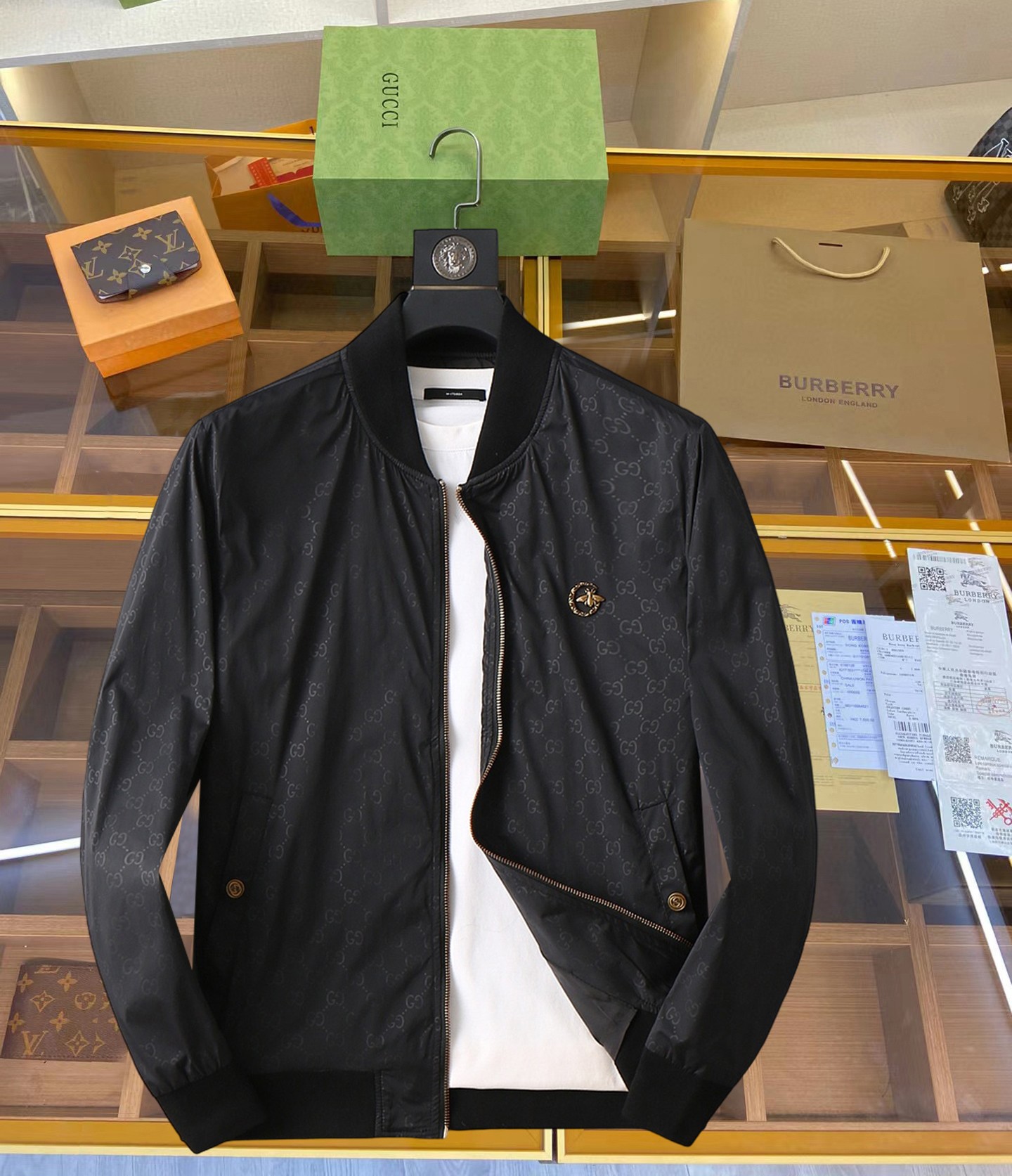 NO:119260,Guqi 2025 new jacket jacket, the new product on the show is perfect, comfortable and warm, the original three-standard version has a full color, full and attractive color, and a very outstanding design, which easily advances the sense of fashion, extremely exquisite workmanship, neat and meticulous route!  A masterpiece of a big-name designer!  The upper body doesn't look bloated and super handsome!  Spot code M ~ XXXL placing an order to report height and weight!  ,,jackets & coats,jackets & coats,alexander wang19860909古奇 2025新款夹克外套,秀场新品品相非常完美,穿着舒适保暖,原单三标齐全 色泽饱满诱人,非常出彩的设计,轻松将时髦感进阶,做工极为考究严谨,走线工整细致！大牌设计师巨作！上身不显臃肿、超级帅气！现货码数M ～ XXXL下单报身高体重！,,jackets & coats,jackets & coats,alexander wang,Men's clothing