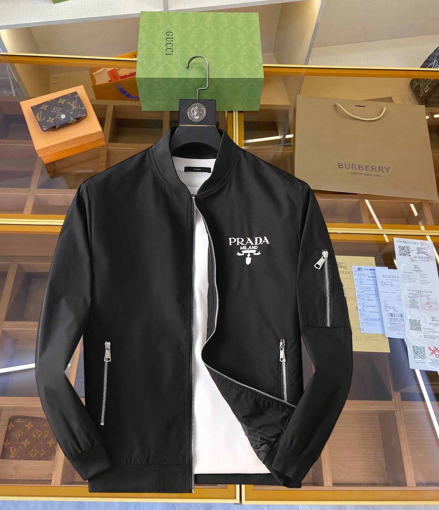 NO:119264,Prada 2025 new jacket jacket, the new product on the show is perfect, comfortable and warm, the original three-standard version has a full color, full and attractive color, and a very outstanding design, which easily advances the sense of fashion, extremely exquisite workmanship, neat and meticulous route!  A masterpiece of a big-name designer!  The upper body doesn't look bloated and super handsome!  Spot code M ~ XXXL placing an order to report height and weight!  ,,prada,jackets & coats,jackets & coats,alexander wang19860909普拉达 2025新款夹克外套,秀场新品品相非常完美,穿着舒适保暖,原单三标齐全 色泽饱满诱人,非常出彩的设计,轻松将时髦感进阶,做工极为考究严谨,走线工整细致！大牌设计师巨作！上身不显臃肿、超级帅气！现货码数M ～ XXXL下单报身高体重！,,prada,jackets & coats,jackets & coats,alexander wang,Men's clothing