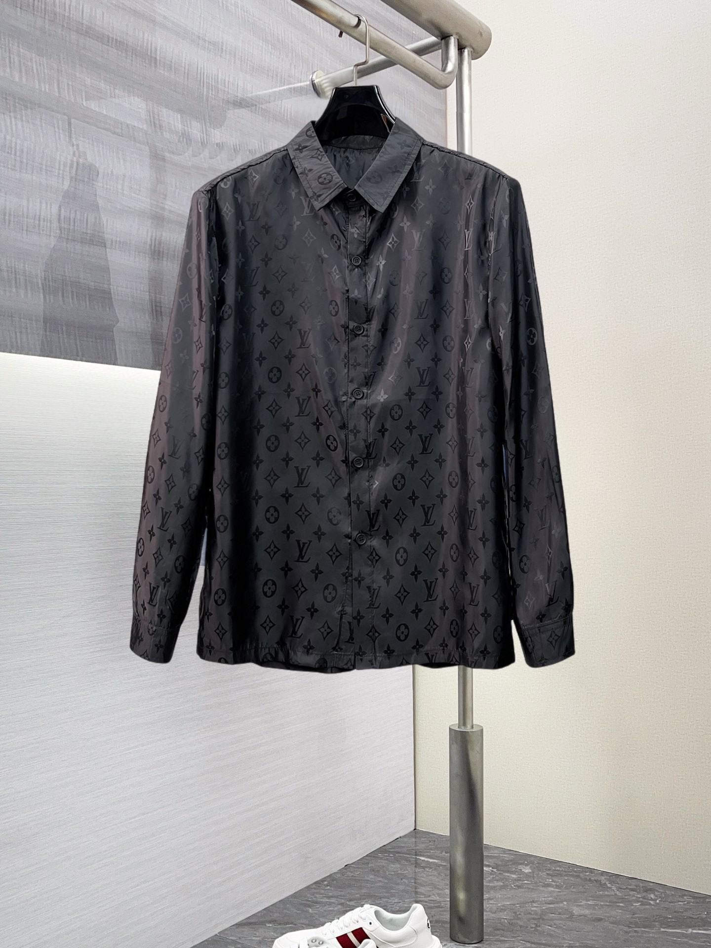 NO:125801,LV high-end casual series!  2025 new spring counter casual long-sleeved shirt!  The latest brand element logo heavy industry design, traceless tailoring, imported 80-plus super high-stretched yarn cotton, smooth and comfortable to touch, good elasticity, soft and delicate, not easy to pill! It is extremely fashionable, durable and has a tone, and the upper body is very handsome, comfortable, and extremely stylish and versatile!  !  A must-have for successful men!  Size M-3XL, placing an order to report height and weight, louis vuitton,shirts,alexander wang19860909LV 高端休闲系列！2025开春新品专柜休闲长袖衬衫！品牌最新元素logo重工设计 无痕剪裁 进口80支的超高支纱棉,手感柔滑舒适,弹性佳 软软细腻 不易起球!极为时尚耐看有腔调,上身非常帅气 舒服,极致有型的百搭款！！成功男士必备！尺码M-3XL,下单报身高体重,,louis vuitton,shirts,alexander wang,Men's clothing