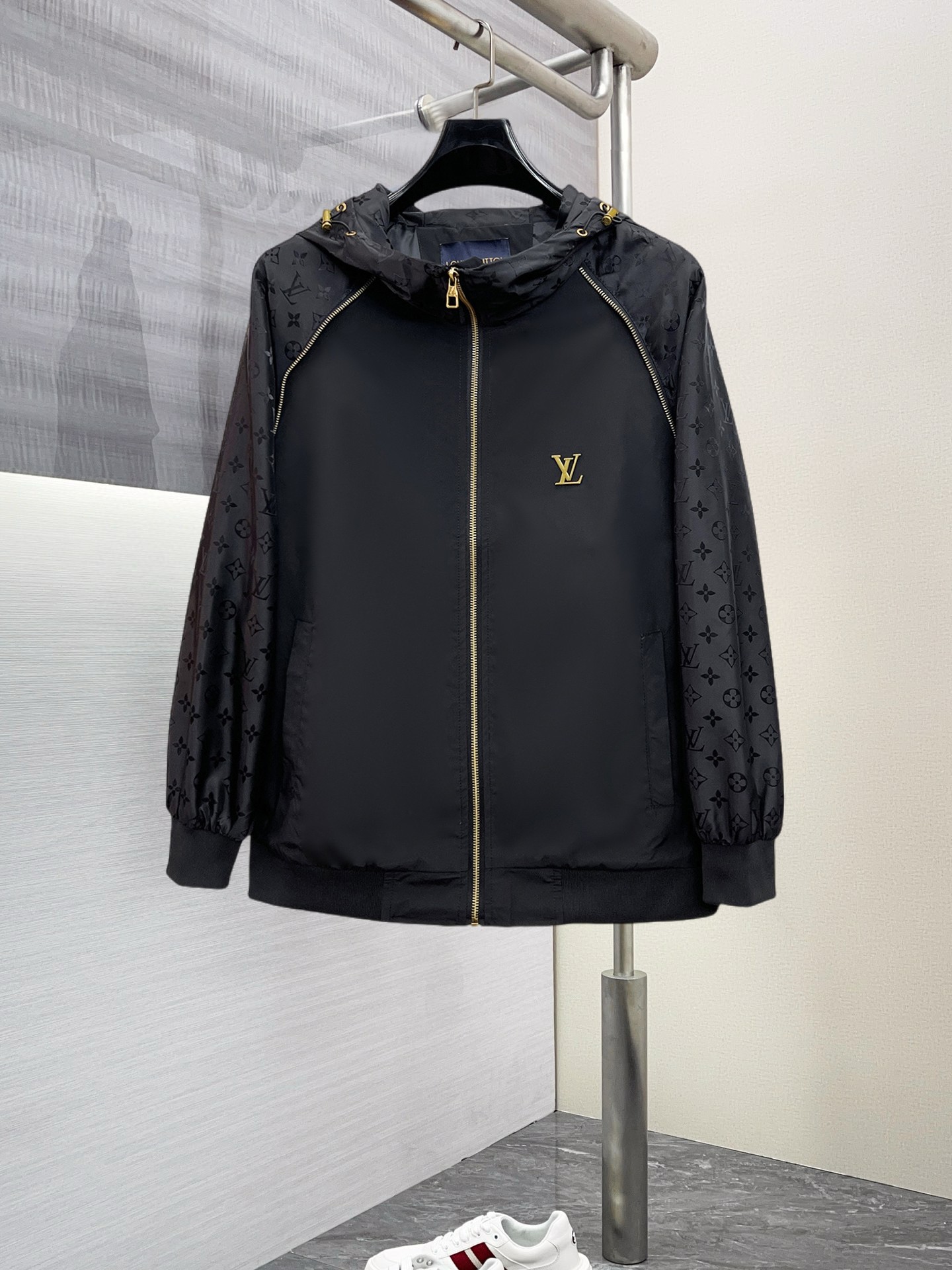 NO:125824,LV 2025 Spring New Jacket Jacket, the new product on the show is perfect, comfortable and warm, the three-standard complete colors and full and attractive, and the very outstanding design easily advances the sense of fashion. The workmanship is extremely exquisite and rigorous, and the wiring is neat and meticulous!  A masterpiece of a big-name designer!  The upper body doesn't look bloated and super handsome!  Spot code M ~ XXXL,,louis vuitton,jackets & coats,jackets & coats,alexander wang19860909LV 2025开春新款夹克外套,秀场新品品相非常完美,舒适保暖,三标齐全色泽饱满诱人,非常出彩的设计,轻松将时髦感进阶,做工极为考究严谨,走线工整细致！大牌设计师巨作！上身不显臃肿、超级帅气！现货码数M ～ XXXL,,louis vuitton,jackets & coats,jackets & coats,alexander wang,Men's clothing