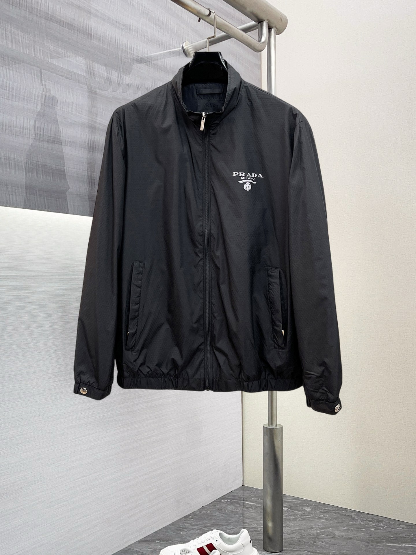 NO:125826,Prada 2025 Spring New Jacket Jacket, the new product on the show is perfect, comfortable and warm, the three standards are complete in color and full and attractive, and the very outstanding design easily advances the sense of fashion, the workmanship is extremely exquisite and rigorous, and the wiring is neat and meticulous!  A masterpiece of a big-name designer!  The upper body doesn't look bloated and super handsome!  Spot code M ~ XXXL,,prada,jackets & coats,jackets & coats,alexander wang19860909普拉达 2025开春新款夹克外套,秀场新品品相非常完美,舒适保暖,三标齐全色泽饱满诱人,非常出彩的设计,轻松将时髦感进阶,做工极为考究严谨,走线工整细致！大牌设计师巨作！上身不显臃肿、超级帅气！现货码数M ～ XXXL,,prada,jackets & coats,jackets & coats,alexander wang,Men's clothing