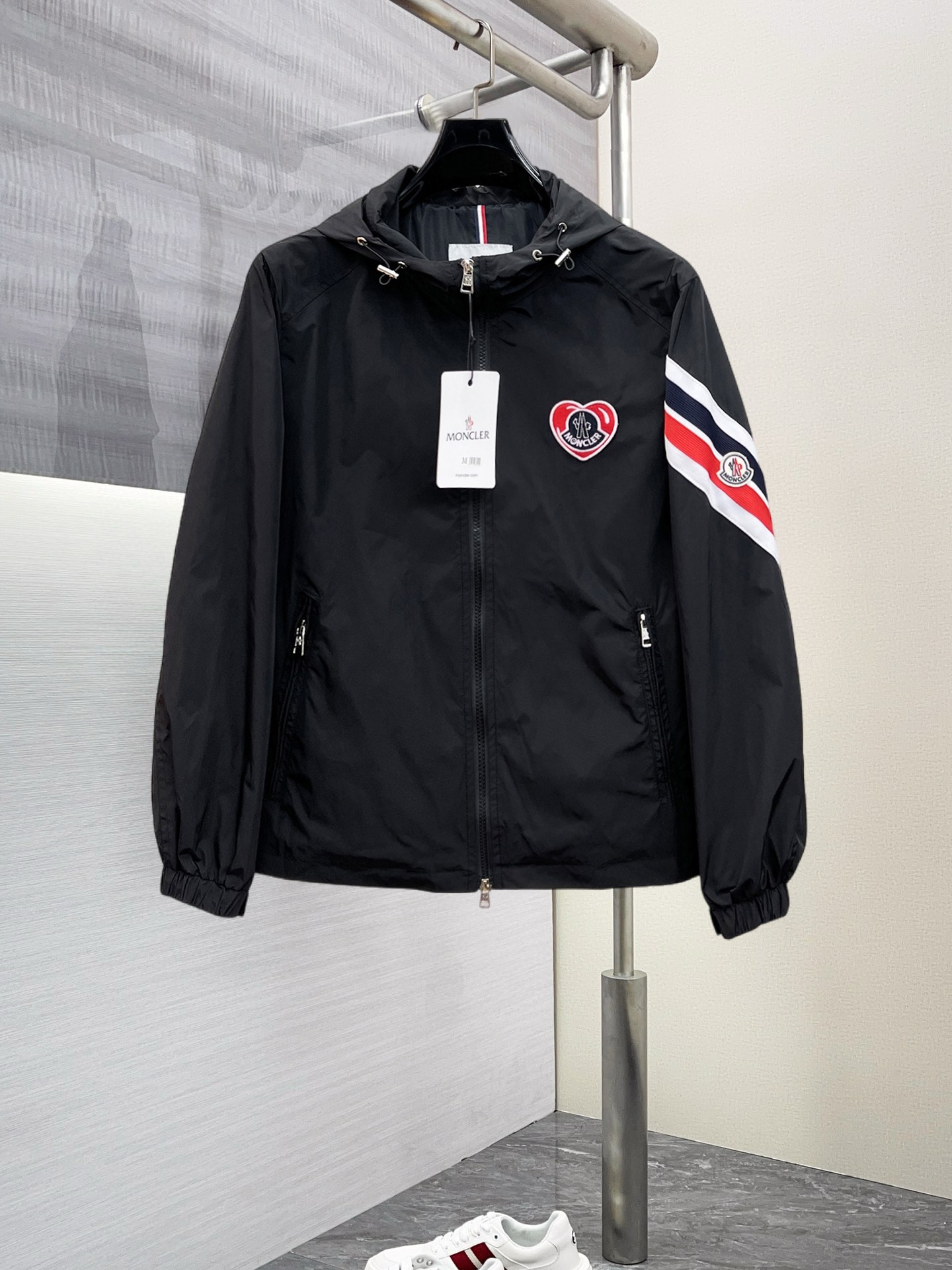 NO:125823,The new jacket and jacket for the spring of 2025 are perfect in the show, comfortable and warm, the three-standard complete colors and full and attractive, and the very outstanding design easily advances the sense of fashion. The workmanship is extremely exquisite and rigorous, and the wiring is neat and meticulous!  A masterpiece of a big-name designer!  The upper body doesn't look bloated and super handsome!  Spot code M ~ XXXL,,Moncler,jackets & coats,jackets & coats,alexander wang19860909蒙口 2025开春新款夹克外套,秀场新品品相非常完美,舒适保暖,三标齐全色泽饱满诱人,非常出彩的设计,轻松将时髦感进阶,做工极为考究严谨,走线工整细致！大牌设计师巨作！上身不显臃肿、超级帅气！现货码数M ～ XXXL,,Moncler,jackets & coats,jackets & coats,alexander wang,Men's clothing