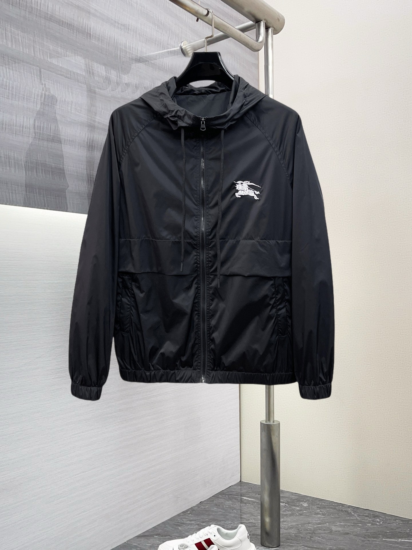 NO:125830,Burberry's new spring jacket 2025, the new product on the show is perfect, comfortable and warm, the three-standard complete colors and full and attractive, and the very outstanding design easily advances the sense of fashion. The workmanship is extremely exquisite and rigorous, and the wiring is neat and meticulous!  A masterpiece of a big-name designer!  The upper body doesn't look bloated and super handsome!  Spot code M ~ XXXL,,burberry,jackets & coats,jackets & coats,alexander wang19860909巴宝莉 2025开春新款夹克外套,秀场新品品相非常完美,舒适保暖,三标齐全色泽饱满诱人,非常出彩的设计,轻松将时髦感进阶,做工极为考究严谨,走线工整细致！大牌设计师巨作！上身不显臃肿、超级帅气！现货码数M ～ XXXL,,burberry,jackets & coats,jackets & coats,alexander wang,Men's clothing