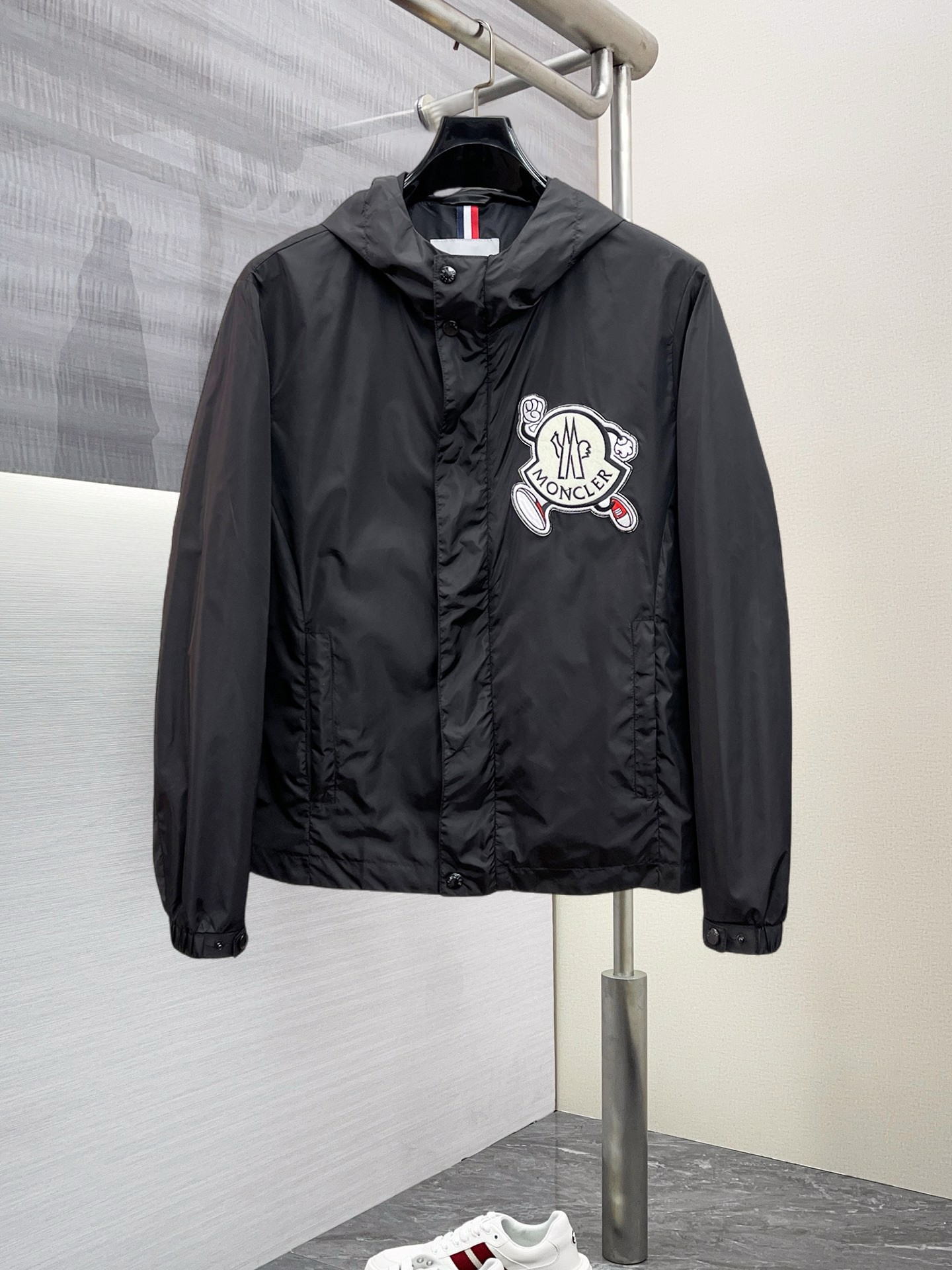 NO:125832,The new jacket and jacket for the spring of 2025 are perfect in the show, comfortable and warm, the three-standard complete colors and full and attractive, and the very outstanding design easily advances the sense of fashion. The workmanship is extremely exquisite and rigorous, and the wiring is neat and meticulous!  A masterpiece of a big-name designer!  The upper body doesn't look bloated and super handsome!  Spot code M ~ XXXL,,Moncler,jackets & coats,jackets & coats,alexander wang19860909蒙口 2025开春新款夹克外套,秀场新品品相非常完美,舒适保暖,三标齐全色泽饱满诱人,非常出彩的设计,轻松将时髦感进阶,做工极为考究严谨,走线工整细致！大牌设计师巨作！上身不显臃肿、超级帅气！现货码数M ～ XXXL,,Moncler,jackets & coats,jackets & coats,alexander wang,Men's clothing