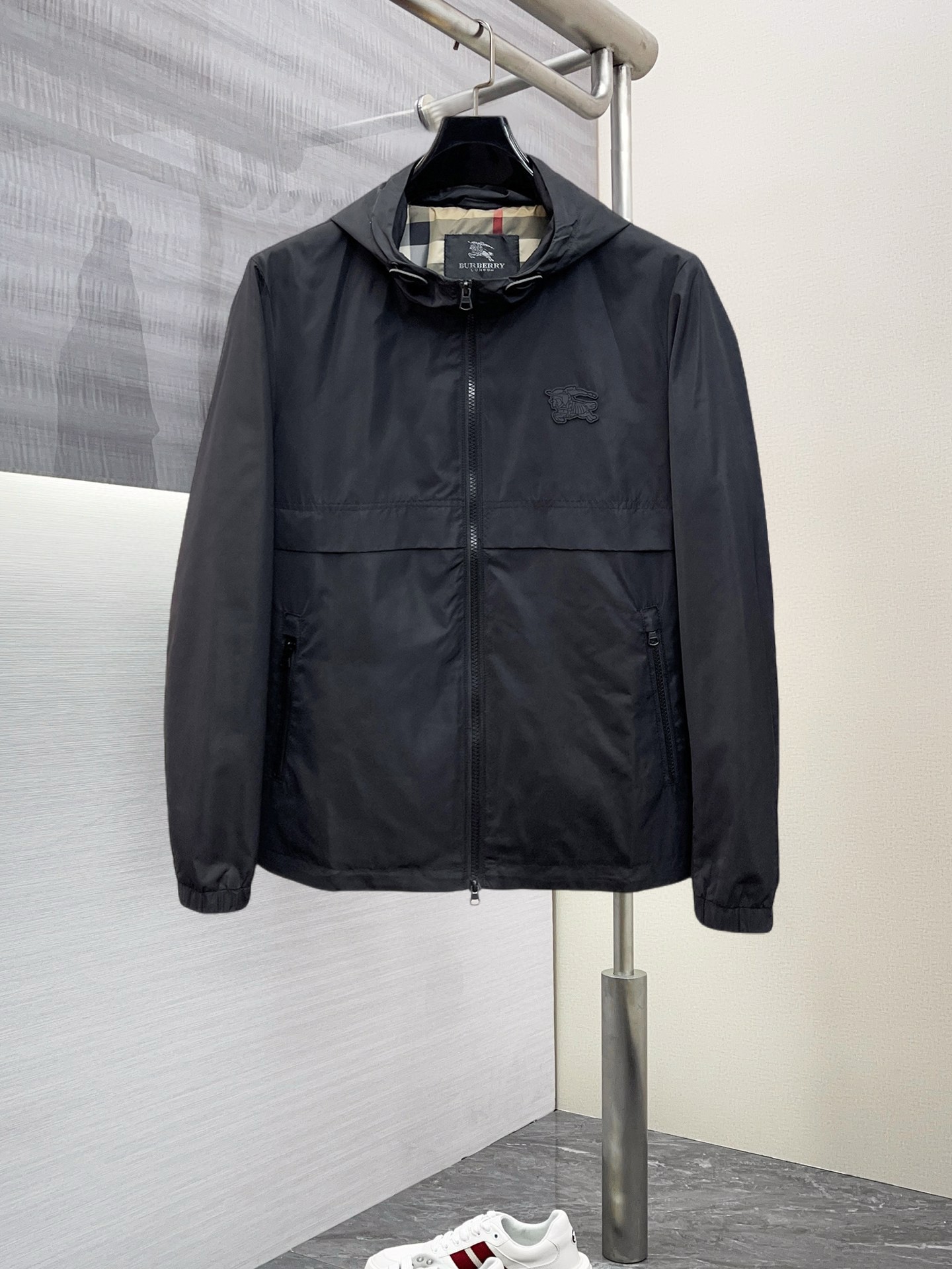 NO:125834,Burberry's new spring jacket 2025, the new product on the show is perfect, comfortable and warm, the three-standard complete colors and full and attractive, and the very outstanding design easily advances the sense of fashion. The workmanship is extremely exquisite and rigorous, and the wiring is neat and meticulous!  A masterpiece of a big-name designer!  The upper body doesn't look bloated and super handsome!  Spot code M ~ XXXL,,burberry,jackets & coats,jackets & coats,alexander wang19860909巴宝莉 2025开春新款夹克外套,秀场新品品相非常完美,舒适保暖,三标齐全色泽饱满诱人,非常出彩的设计,轻松将时髦感进阶,做工极为考究严谨,走线工整细致！大牌设计师巨作！上身不显臃肿、超级帅气！现货码数M ～ XXXL,,burberry,jackets & coats,jackets & coats,alexander wang,Men's clothing