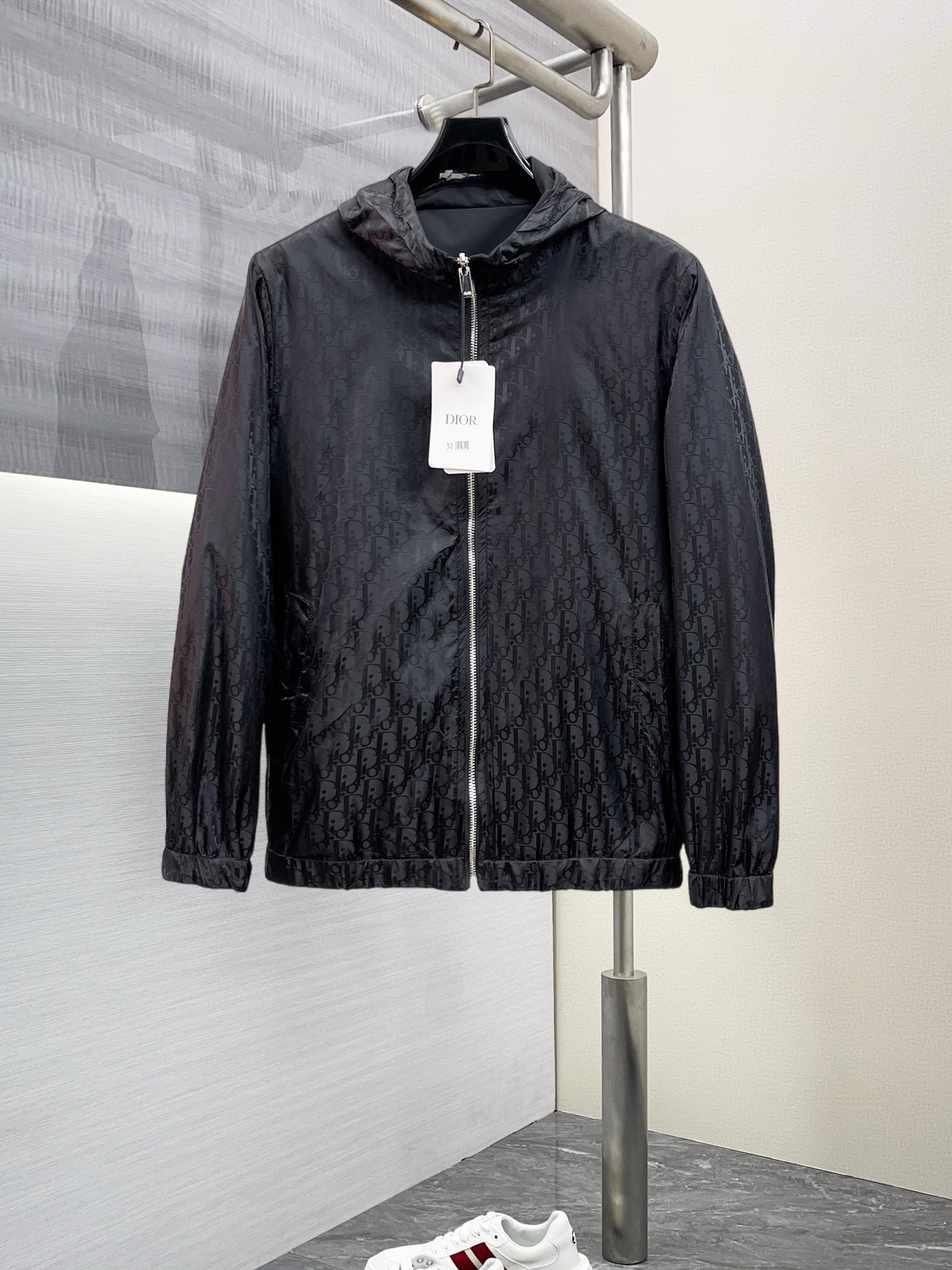 NO:125796,Dior double-sided wear, 2025 spring new jacket jacket, the new product on the show is perfect, comfortable and warm, the three-standard complete colors and full and attractive, and the very outstanding design easily advances the sense of fashion, the workmanship is extremely exquisite and rigorous, and the wiring is neat and meticulous!  A masterpiece of a big-name designer!  The upper body doesn't look bloated and super handsome!  Spot code M ~ XXXL,,dior,jackets & coats,jackets & coats,alexander wang19860909迪奥 双面穿,2025开春新款夹克外套,秀场新品品相非常完美,舒适保暖,三标齐全色泽饱满诱人,非常出彩的设计,轻松将时髦感进阶,做工极为考究严谨,走线工整细致！大牌设计师巨作！上身不显臃肿、超级帅气！现货码数M ～ XXXL,,dior,jackets & coats,jackets & coats,alexander wang,Men's clothing