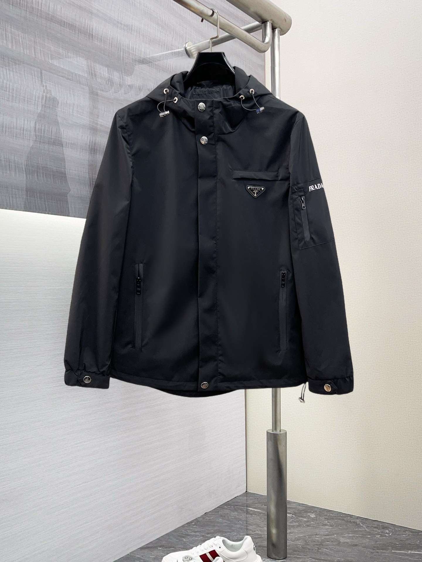 NO:125821,Prada 2025 Spring New Jacket Jacket, the new product on the show is perfect, comfortable and warm, the three standards are complete in color and full and attractive, and the very outstanding design easily advances the sense of fashion, the workmanship is extremely exquisite and rigorous, and the wiring is neat and meticulous!  A masterpiece of a big-name designer!  The upper body doesn't look bloated and super handsome!  Spot code M ~ XXXL,,prada,jackets & coats,jackets & coats,alexander wang19860909普拉达 2025开春新款夹克外套,秀场新品品相非常完美,舒适保暖,三标齐全色泽饱满诱人,非常出彩的设计,轻松将时髦感进阶,做工极为考究严谨,走线工整细致！大牌设计师巨作！上身不显臃肿、超级帅气！现货码数M ～ XXXL,,prada,jackets & coats,jackets & coats,alexander wang,Men's clothing