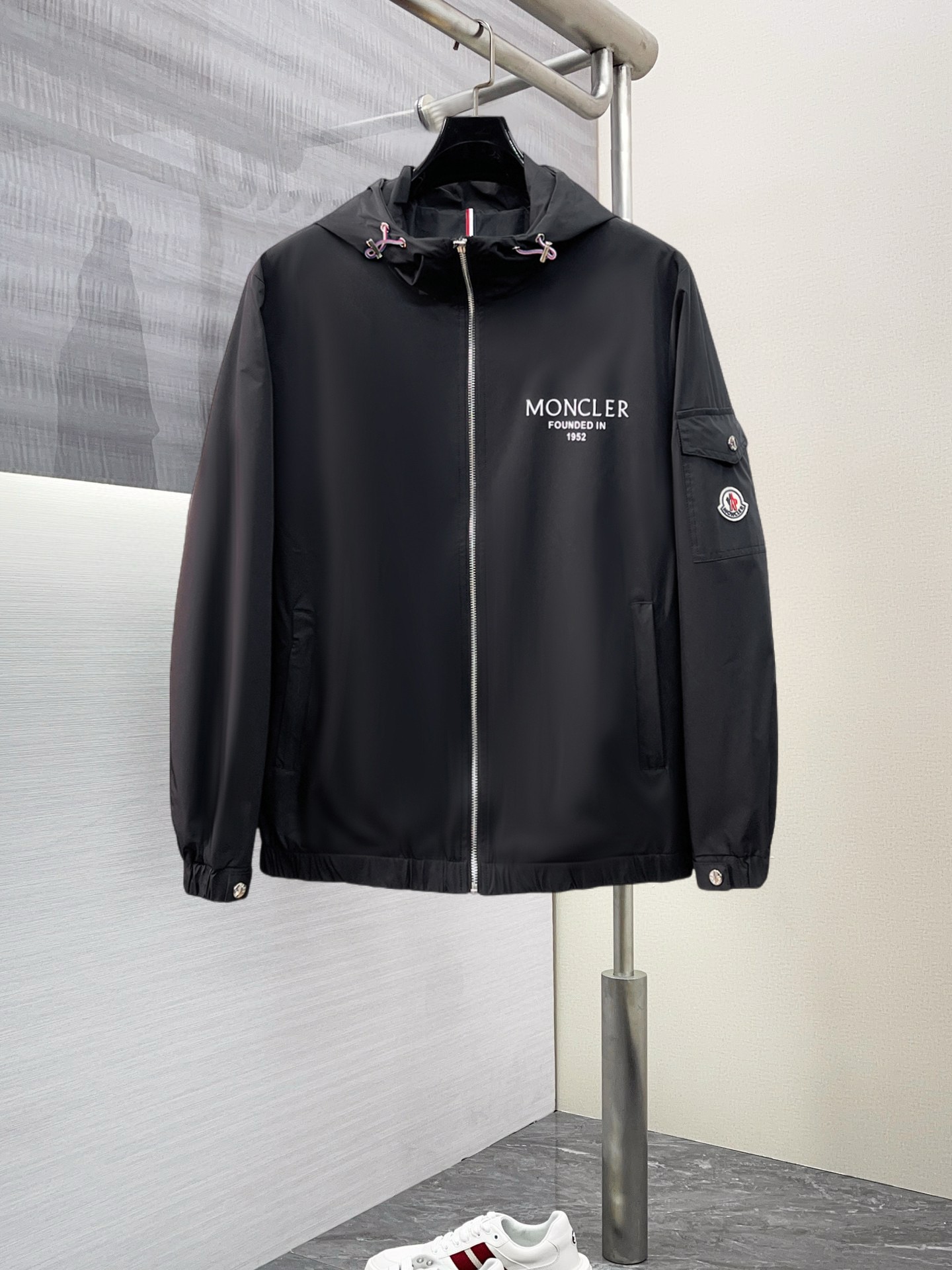 NO:125812,Prada 2025 Spring New Jacket Jacket, the new product on the show is perfect, comfortable and warm, the three standards are complete in color and full and attractive, and the very outstanding design easily advances the sense of fashion, the workmanship is extremely exquisite and rigorous, and the wiring is neat and meticulous!  A masterpiece of a big-name designer!  The upper body doesn't look bloated and super handsome!  Spot code M ~ XXXL,,prada,jackets & coats,jackets & coats,alexander wang19860909普拉达 2025开春新款夹克外套,秀场新品品相非常完美,舒适保暖,三标齐全色泽饱满诱人,非常出彩的设计,轻松将时髦感进阶,做工极为考究严谨,走线工整细致！大牌设计师巨作！上身不显臃肿、超级帅气！现货码数M ～ XXXL,,prada,jackets & coats,jackets & coats,alexander wang,Men's clothing