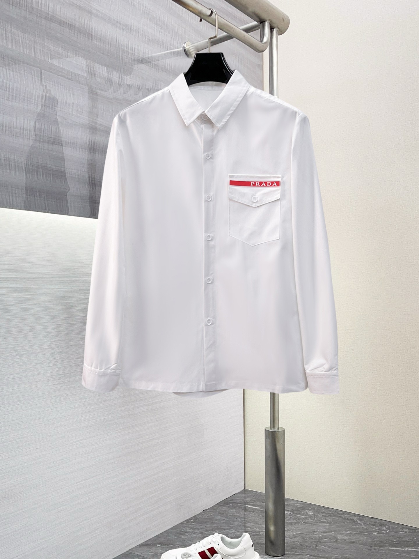 NO:125795,Prada High-end Casual Series!  2025 new spring counter casual long-sleeved shirt!  The latest brand element logo heavy industry design, traceless tailoring, imported 80-plus super high-stretched yarn cotton, smooth and comfortable to touch, good elasticity, soft and delicate, not easy to pill! It is extremely fashionable, durable and has a tone, and the upper body is very handsome, comfortable, and extremely stylish and versatile!  !  A must-have for successful men!  Size M-3XL, order to report height and weight, prada,shirts,alexander wang19860909普拉达 高端休闲系列！2025开春新品专柜休闲长袖衬衫！品牌最新元素logo重工设计 无痕剪裁 进口80支的超高支纱棉,手感柔滑舒适,弹性佳 软软细腻 不易起球!极为时尚耐看有腔调,上身非常帅气 舒服,极致有型的百搭款！！成功男士必备！尺码M-3XL,下单报身高体重,,prada,shirts,alexander wang,Men's clothing