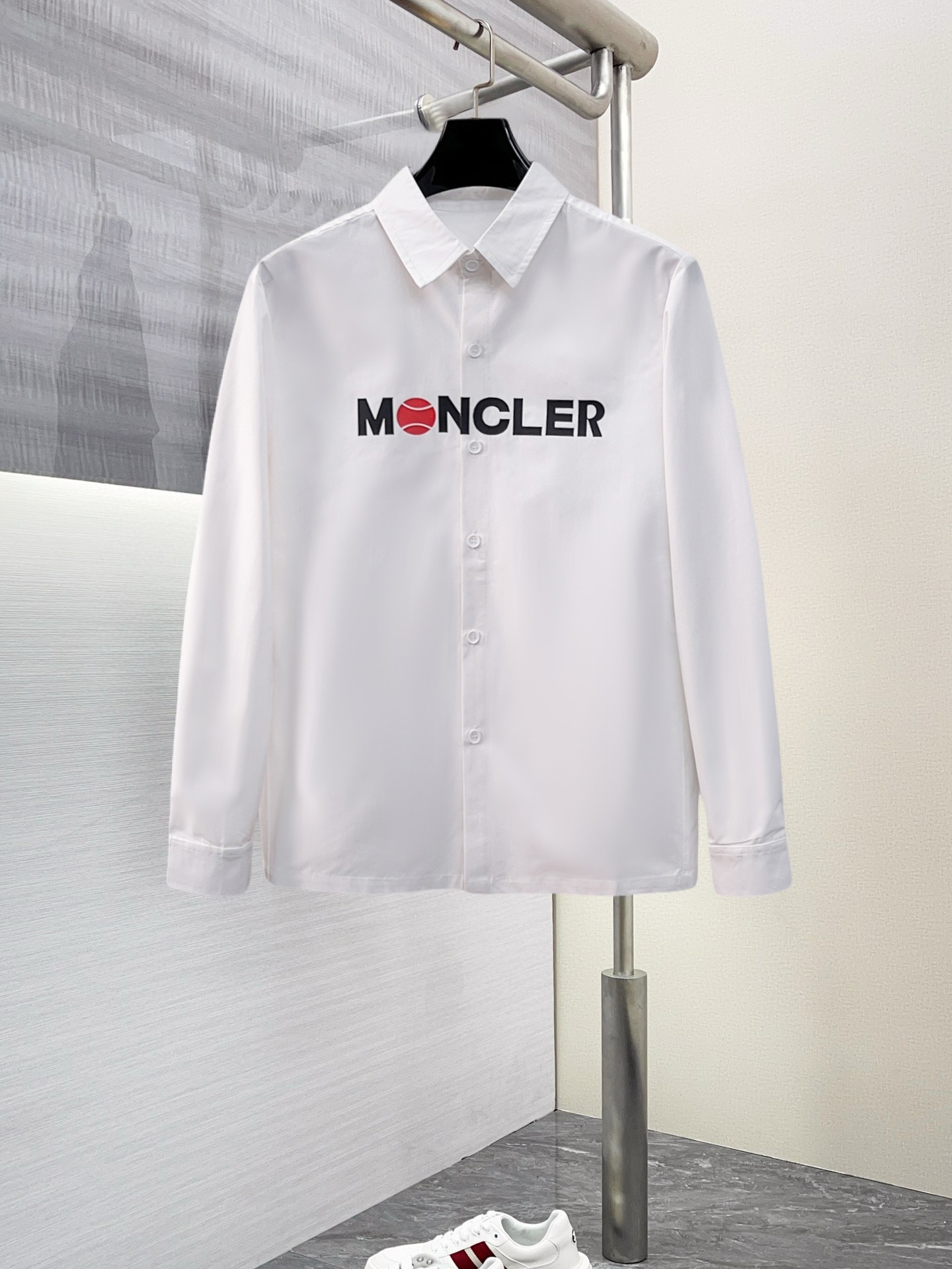 NO:125798,Mask high-end casual series!  2025 new spring counter casual long-sleeved shirt!  The latest brand element logo heavy industry design, traceless tailoring, imported 80-plus super high-stretched yarn cotton, smooth and comfortable to touch, good elasticity, soft and delicate, not easy to pill! It is extremely fashionable, durable and has a tone, and the upper body is very handsome, comfortable, and extremely stylish and versatile!  !  A must-have for successful men!  Size M-3XL, placing an order to report height and weight, Moncler,shirts,alexander wang19860909蒙口 高端休闲系列！2025开春新品专柜休闲长袖衬衫！品牌最新元素logo重工设计 无痕剪裁 进口80支的超高支纱棉,手感柔滑舒适,弹性佳 软软细腻 不易起球!极为时尚耐看有腔调,上身非常帅气 舒服,极致有型的百搭款！！成功男士必备！尺码M-3XL,下单报身高体重,,Moncler,shirts,alexander wang,Men's clothing