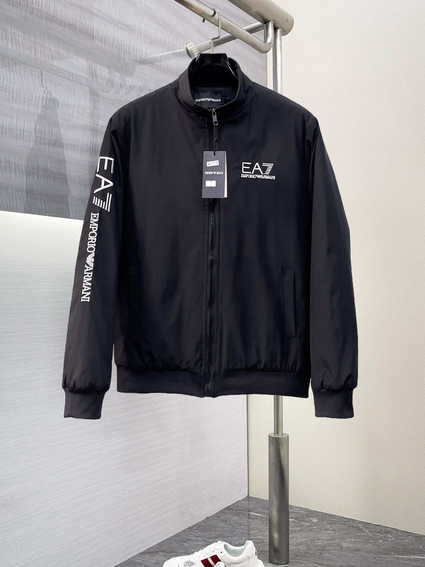 ， 阿玛尼 秋冬专柜新款休闲时尚薄棉服棉衣夹克外套  超前卫设计风格 细腻舒适 穿着非常轻便不易起皱。多