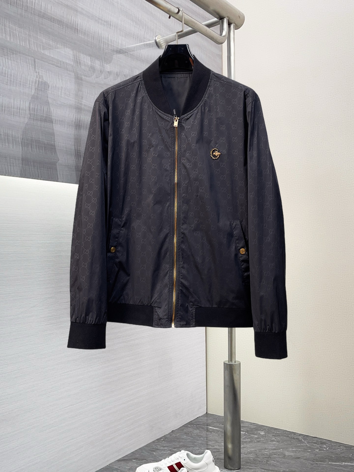 NO:125816,Guqi 2025 Spring New Jacket Jacket, the new product on the show is perfect, comfortable and warm, the three standards are complete in color and full and attractive, and the very outstanding design easily advances the sense of fashion, the workmanship is extremely exquisite and rigorous, and the wiring is neat and meticulous!  A masterpiece of a big-name designer!  The upper body doesn't look bloated and super handsome!  Spot code M ~ XXXL,,jackets & coats,jackets & coats,alexander wang19860909古奇 2025开春新款夹克外套,秀场新品品相非常完美,舒适保暖,三标齐全色泽饱满诱人,非常出彩的设计,轻松将时髦感进阶,做工极为考究严谨,走线工整细致！大牌设计师巨作！上身不显臃肿、超级帅气！现货码数M ～ XXXL,,jackets & coats,jackets & coats,alexander wang,Men's clothing