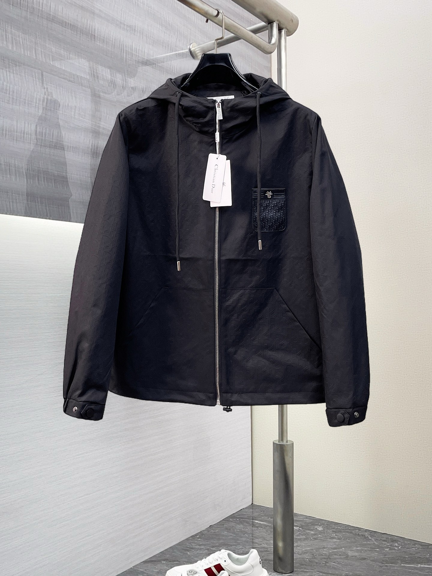 NO:125791,Dior 2025 Spring New Jacket Jacket, the new product on the show is perfect, comfortable and warm, the three standards are complete in color and full and attractive, and the very outstanding design easily advances the sense of fashion. The workmanship is extremely exquisite and rigorous, and the wiring is neat and meticulous!  A masterpiece of a big-name designer!  The upper body doesn't look bloated and super handsome!  Spot code M ~ XXXL,,dior,jackets & coats,jackets & coats,alexander wang19860909迪奥 2025开春新款夹克外套,秀场新品品相非常完美,舒适保暖,三标齐全色泽饱满诱人,非常出彩的设计,轻松将时髦感进阶,做工极为考究严谨,走线工整细致！大牌设计师巨作！上身不显臃肿、超级帅气！现货码数M ～ XXXL,,dior,jackets & coats,jackets & coats,alexander wang,Men's clothing