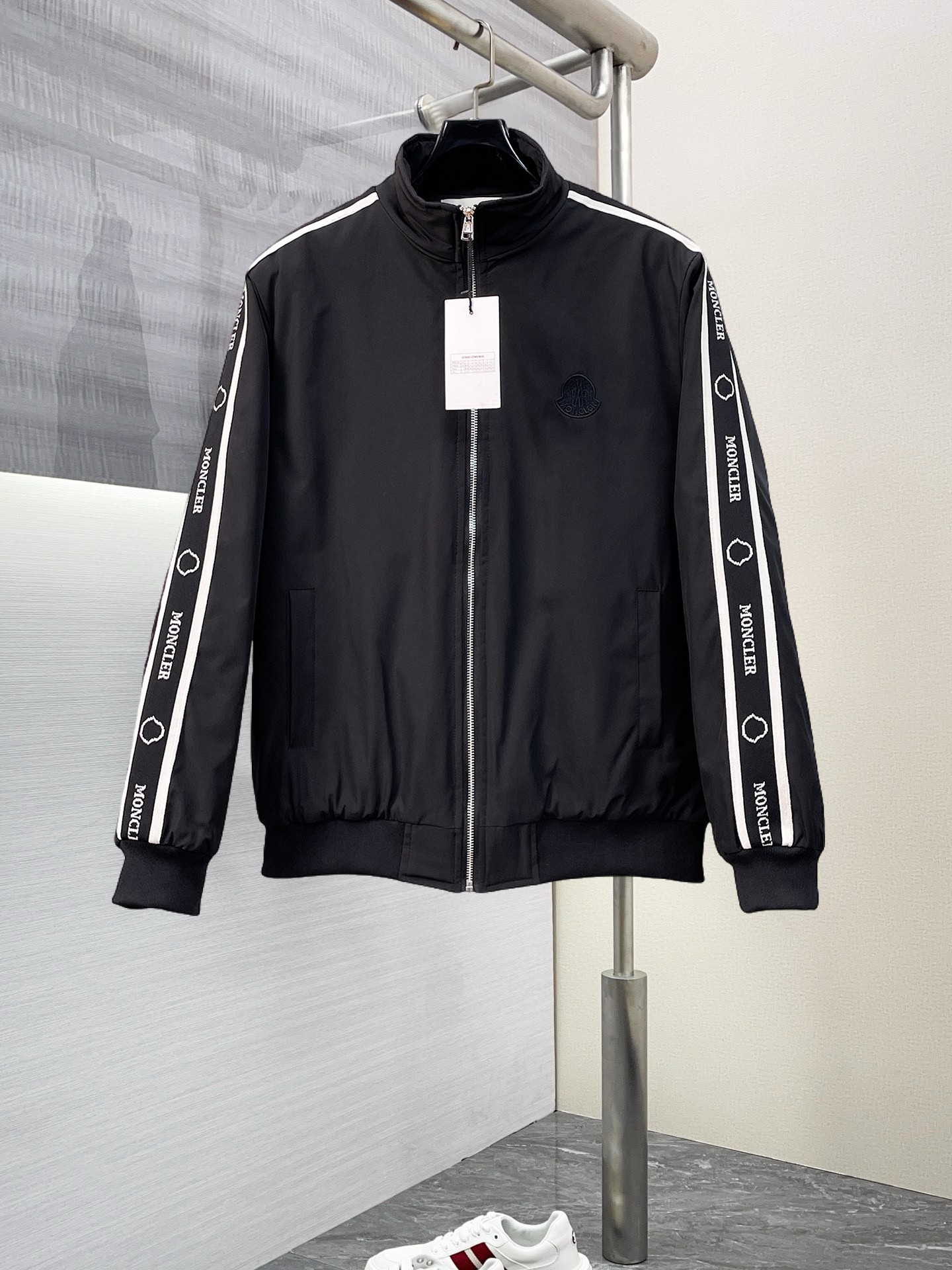 ， 蒙口 秋冬专柜新款休闲时尚薄棉服棉衣夹克外套  超前卫设计风格 细腻舒适 穿着非常轻便不易起皱。多重
