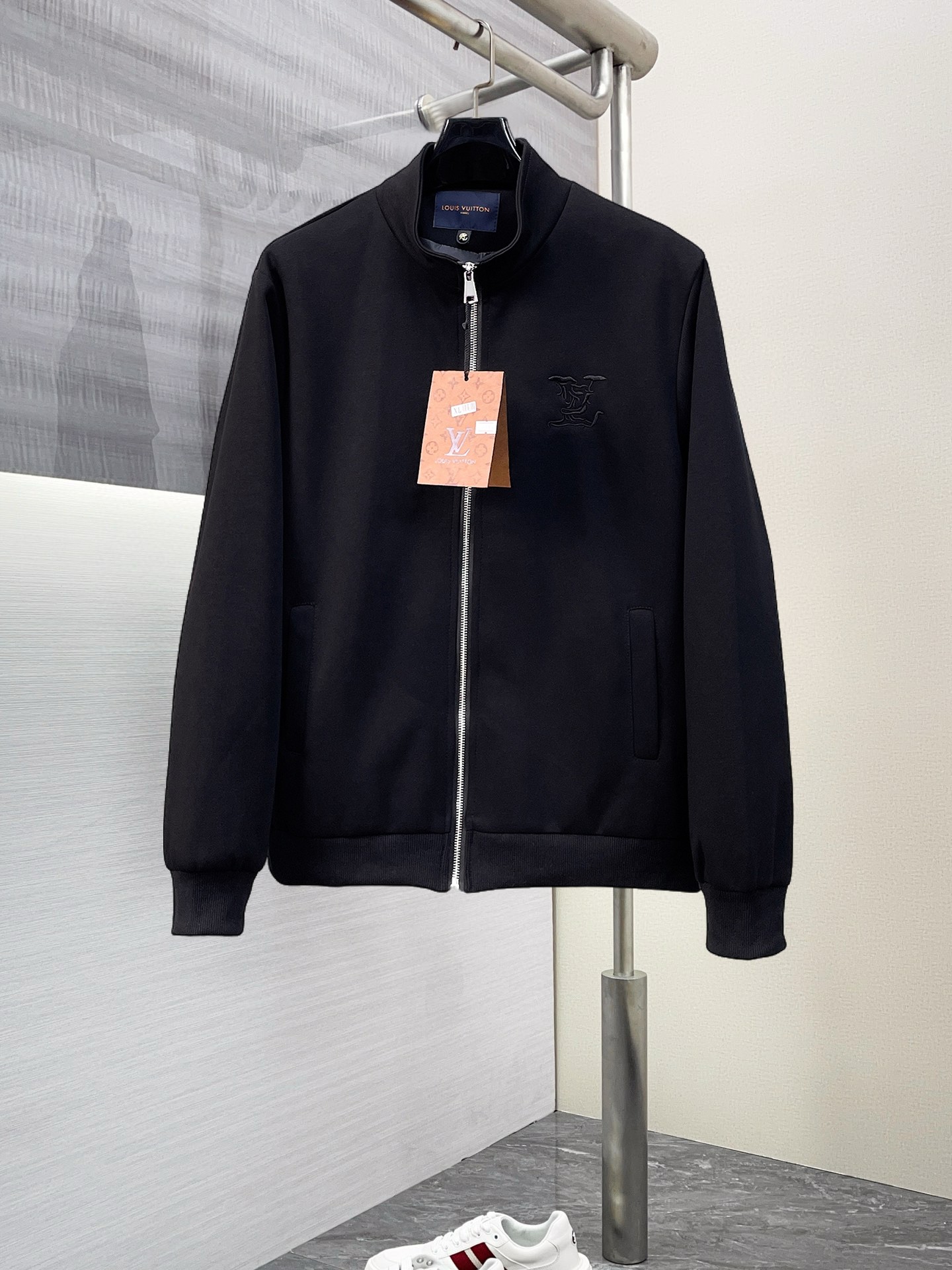 NO:125794,LV 2025 Spring New Jacket Jacket, the new product on the show is perfect, comfortable and warm, the three-standard complete colors and full and attractive, and the very outstanding design easily advances the sense of fashion. The workmanship is extremely exquisite and rigorous, and the wiring is neat and meticulous!  A masterpiece of a big-name designer!  The upper body doesn't look bloated and super handsome!  Spot code M ~ XXXL,,louis vuitton,jackets & coats,jackets & coats,alexander wang19860909LV 2025开春新款夹克外套,秀场新品品相非常完美,舒适保暖,三标齐全色泽饱满诱人,非常出彩的设计,轻松将时髦感进阶,做工极为考究严谨,走线工整细致！大牌设计师巨作！上身不显臃肿、超级帅气！现货码数M ～ XXXL,,louis vuitton,jackets & coats,jackets & coats,alexander wang,Men's clothing