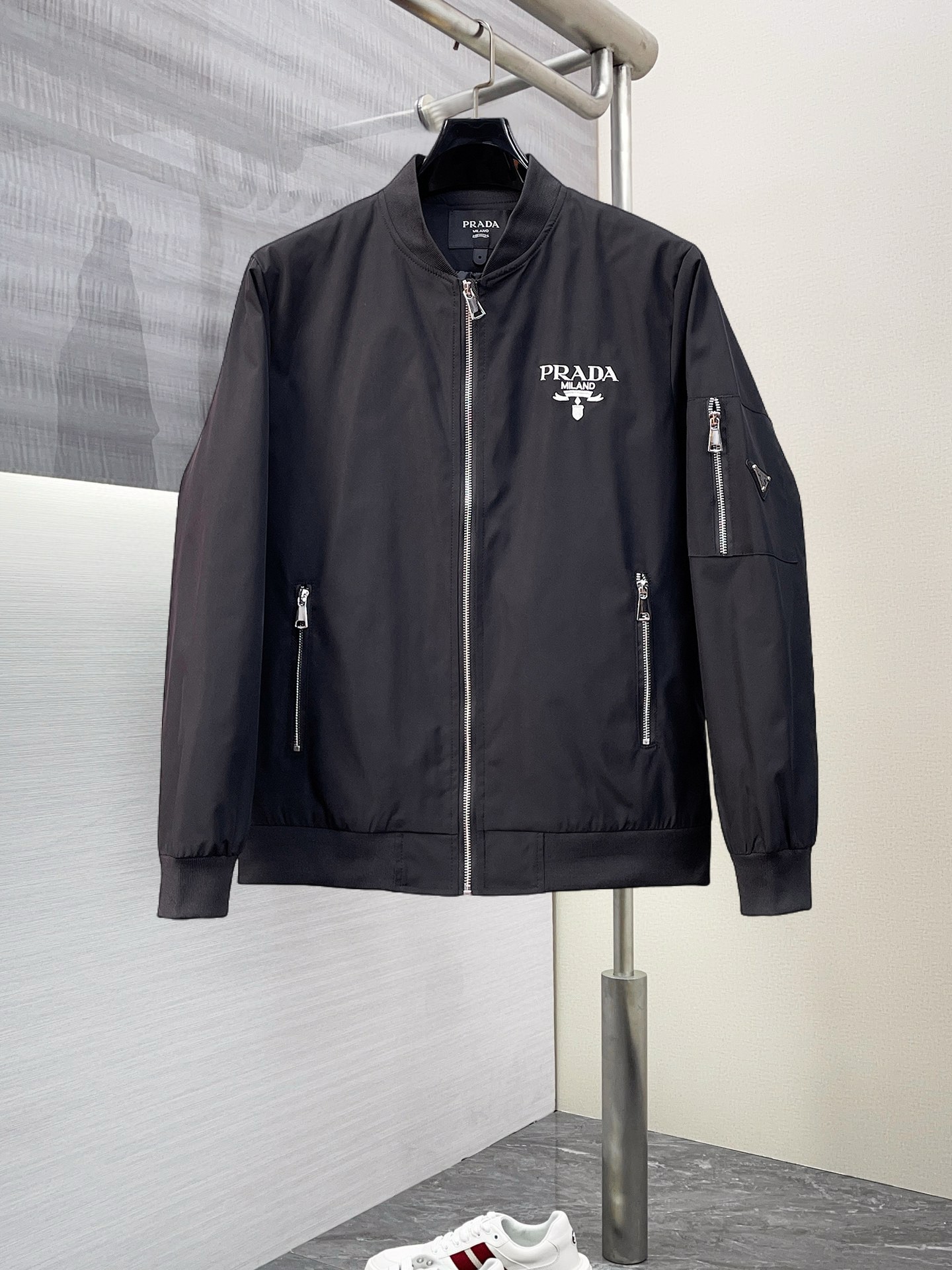 NO:125797,Prada 2025 Spring New Jacket Jacket, the new product on the show is perfect, comfortable and warm, the three standards are complete in color and full and attractive, and the very outstanding design easily advances the sense of fashion, the workmanship is extremely exquisite and rigorous, and the wiring is neat and meticulous!  A masterpiece of a big-name designer!  The upper body doesn't look bloated and super handsome!  Spot code M ~ XXXL,,prada,jackets & coats,jackets & coats,alexander wang19860909普拉达 2025开春新款夹克外套,秀场新品品相非常完美,舒适保暖,三标齐全色泽饱满诱人,非常出彩的设计,轻松将时髦感进阶,做工极为考究严谨,走线工整细致！大牌设计师巨作！上身不显臃肿、超级帅气！现货码数M ～ XXXL,,prada,jackets & coats,jackets & coats,alexander wang,Men's clothing