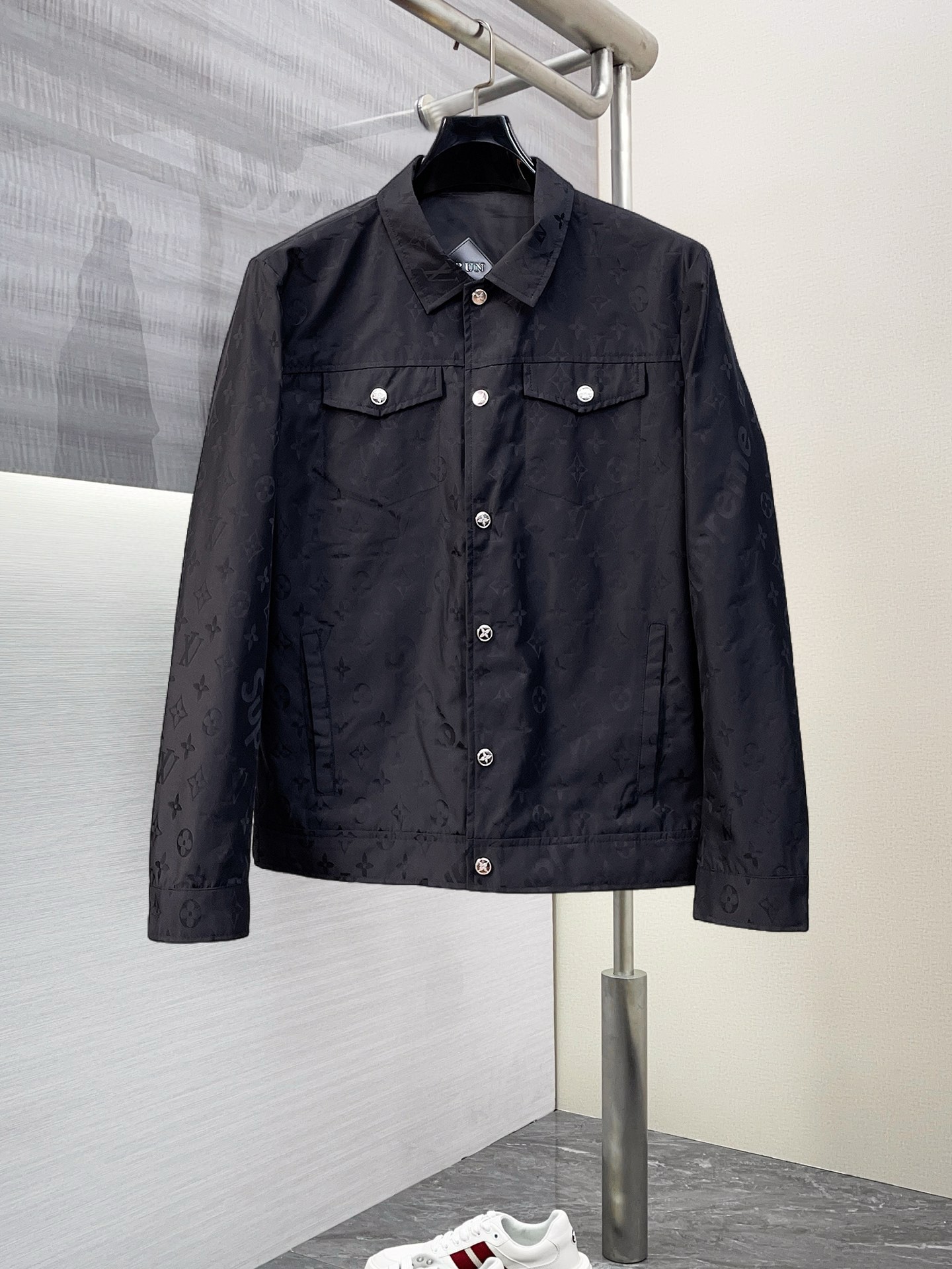 NO:125800,LV 2025 Spring New Jacket Jacket, the new product on the show is perfect, comfortable and warm, the three-standard complete colors and full and attractive, and the very outstanding design easily advances the sense of fashion. The workmanship is extremely exquisite and rigorous, and the wiring is neat and meticulous!  A masterpiece of a big-name designer!  The upper body doesn't look bloated and super handsome!  Spot code M ~ XXXL,,louis vuitton,jackets & coats,jackets & coats,alexander wang19860909LV 2025开春新款夹克外套,秀场新品品相非常完美,舒适保暖,三标齐全色泽饱满诱人,非常出彩的设计,轻松将时髦感进阶,做工极为考究严谨,走线工整细致！大牌设计师巨作！上身不显臃肿、超级帅气！现货码数M ～ XXXL,,louis vuitton,jackets & coats,jackets & coats,alexander wang,Men's clothing