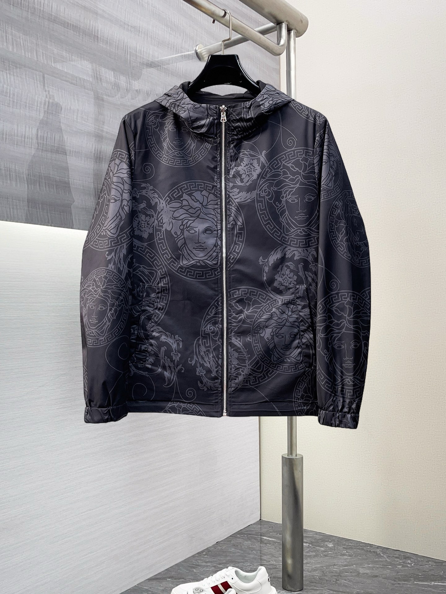 NO:125803,Versace double-sided wear, 2025 spring new jacket jacket, the new product on the show is perfect, comfortable and warm, the three-standard complete colors and full and attractive, and the very outstanding design easily advances the sense of fashion, the workmanship is extremely exquisite and rigorous, and the wiring is neat and meticulous!  A masterpiece of a big-name designer!  The upper body doesn't look bloated and super handsome!  Spot code M ~ XXXL, versace, jackets & coats, jackets & coats, alexander wang19860909范思哲 双面穿,2025开春新款夹克外套,秀场新品品相非常完美,舒适保暖,三标齐全色泽饱满诱人,非常出彩的设计,轻松将时髦感进阶,做工极为考究严谨,走线工整细致！大牌设计师巨作！上身不显臃肿、超级帅气！现货码数M ～ XXXL,,versace,jackets & coats,jackets & coats,alexander wang,Men's clothing