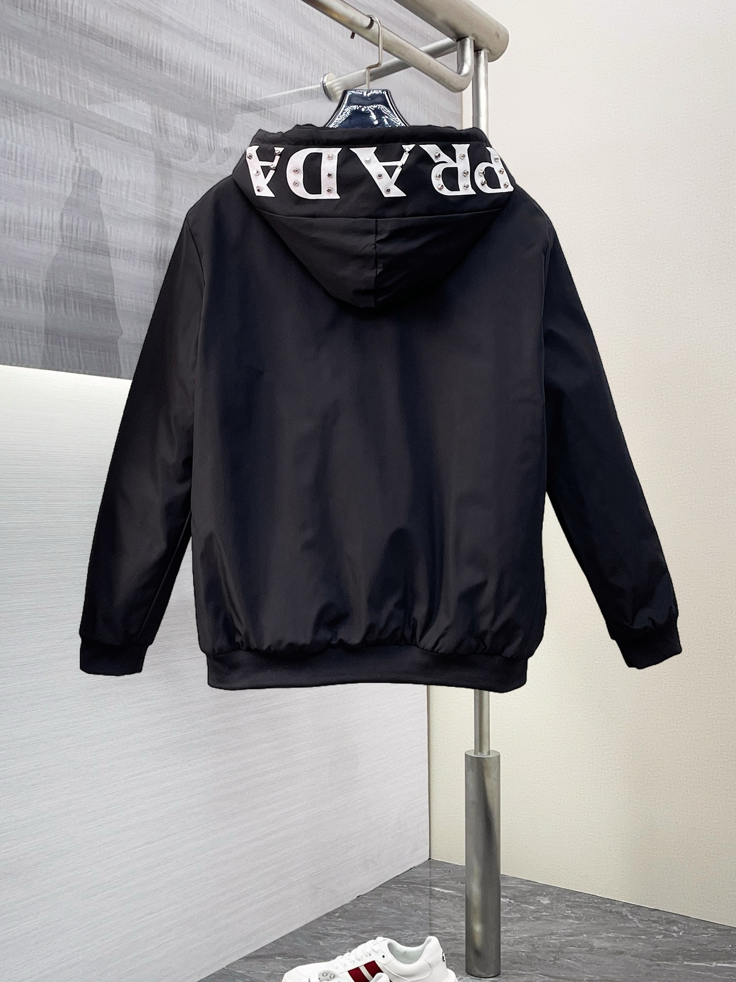 ， 普拉达 秋冬专柜新款休闲时尚薄棉服棉衣夹克外套  超前卫设计风格 细腻舒适 穿着非常轻便不易起皱。多