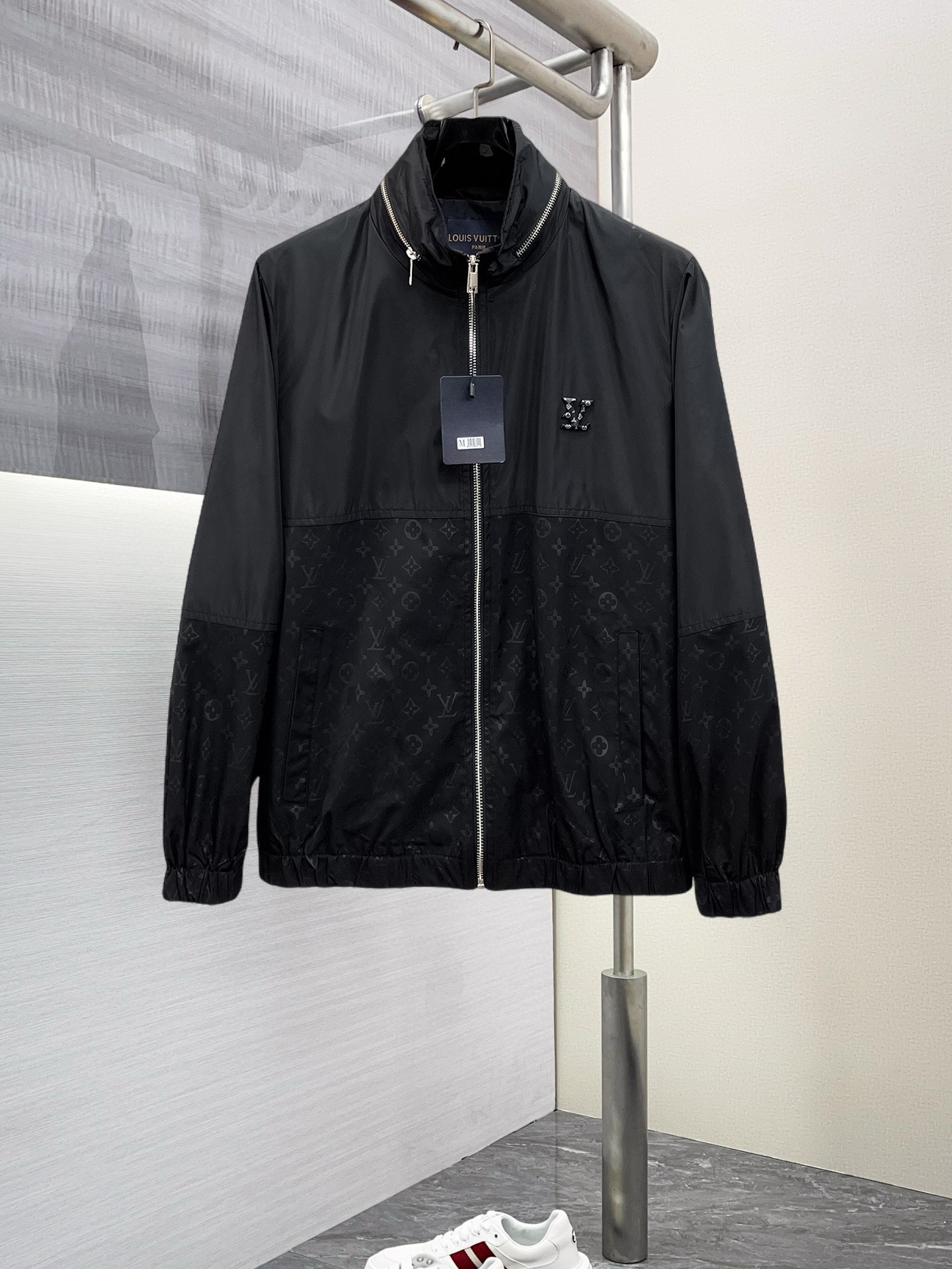 NO:125806,LV 2025 Spring New Jacket Jacket, the new product on the show is perfect, comfortable and warm, the three-standard complete colors and full and attractive, and the very outstanding design easily advances the sense of fashion. The workmanship is extremely exquisite and rigorous, and the wiring is neat and meticulous!  A masterpiece of a big-name designer!  The upper body doesn't look bloated and super handsome!  Spot code M ~ XXXL,,louis vuitton,jackets & coats,jackets & coats,alexander wang19860909LV 2025开春新款夹克外套,秀场新品品相非常完美,舒适保暖,三标齐全色泽饱满诱人,非常出彩的设计,轻松将时髦感进阶,做工极为考究严谨,走线工整细致！大牌设计师巨作！上身不显臃肿、超级帅气！现货码数M ～ XXXL,,louis vuitton,jackets & coats,jackets & coats,alexander wang,Men's clothing