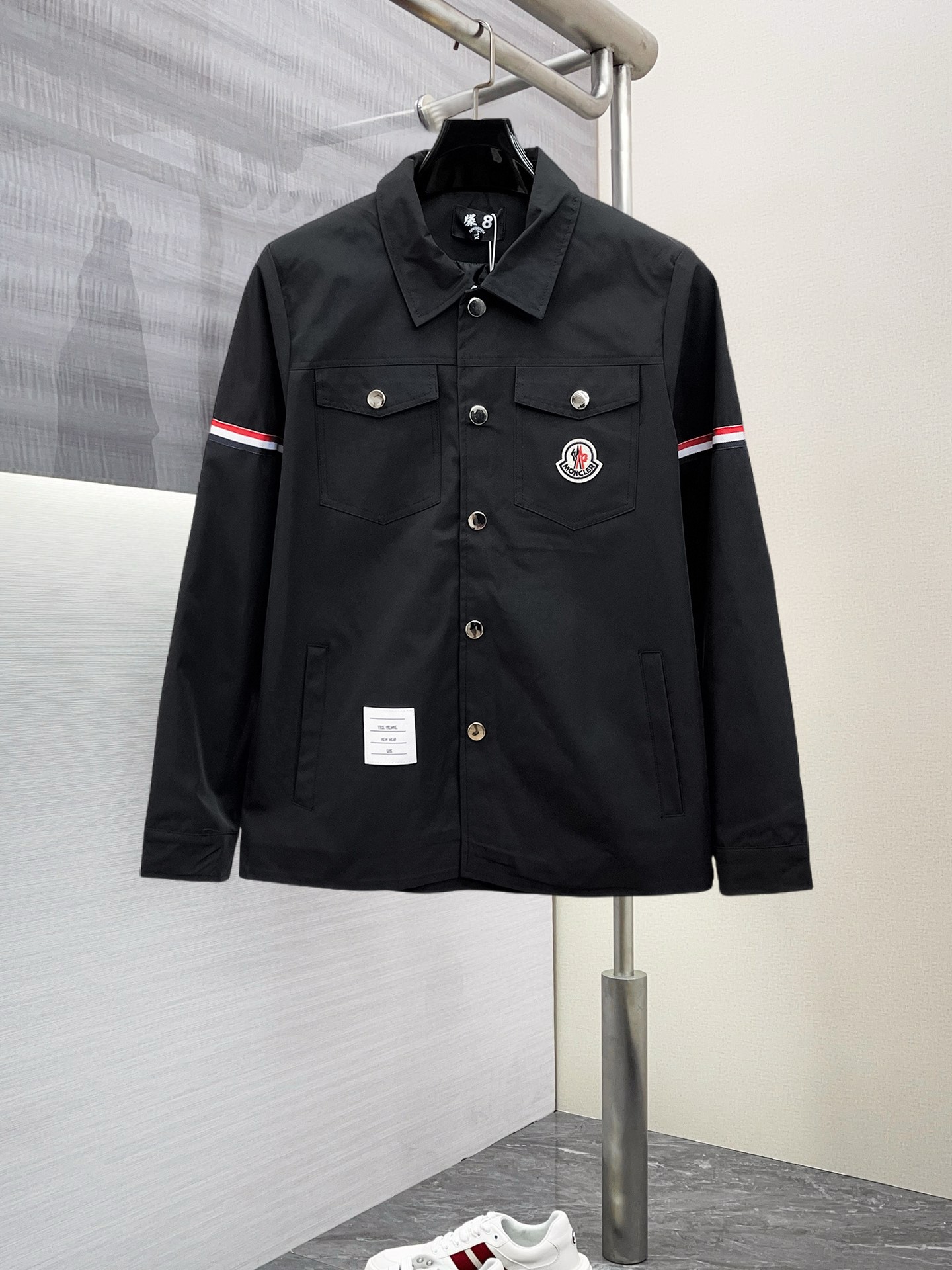 NO:125809,The new jacket and jacket for the spring of 2025 are perfect in the show, comfortable and warm, the three-standard complete colors and full and attractive, and the very outstanding design easily advances the sense of fashion. The workmanship is extremely exquisite and rigorous, and the wiring is neat and meticulous!  A masterpiece of a big-name designer!  The upper body doesn't look bloated and super handsome!  Spot code M ~ XXXL,,Moncler,jackets & coats,jackets & coats,alexander wang19860909蒙口 2025开春新款夹克外套,秀场新品品相非常完美,舒适保暖,三标齐全色泽饱满诱人,非常出彩的设计,轻松将时髦感进阶,做工极为考究严谨,走线工整细致！大牌设计师巨作！上身不显臃肿、超级帅气！现货码数M ～ XXXL,,Moncler,jackets & coats,jackets & coats,alexander wang,Men's clothing